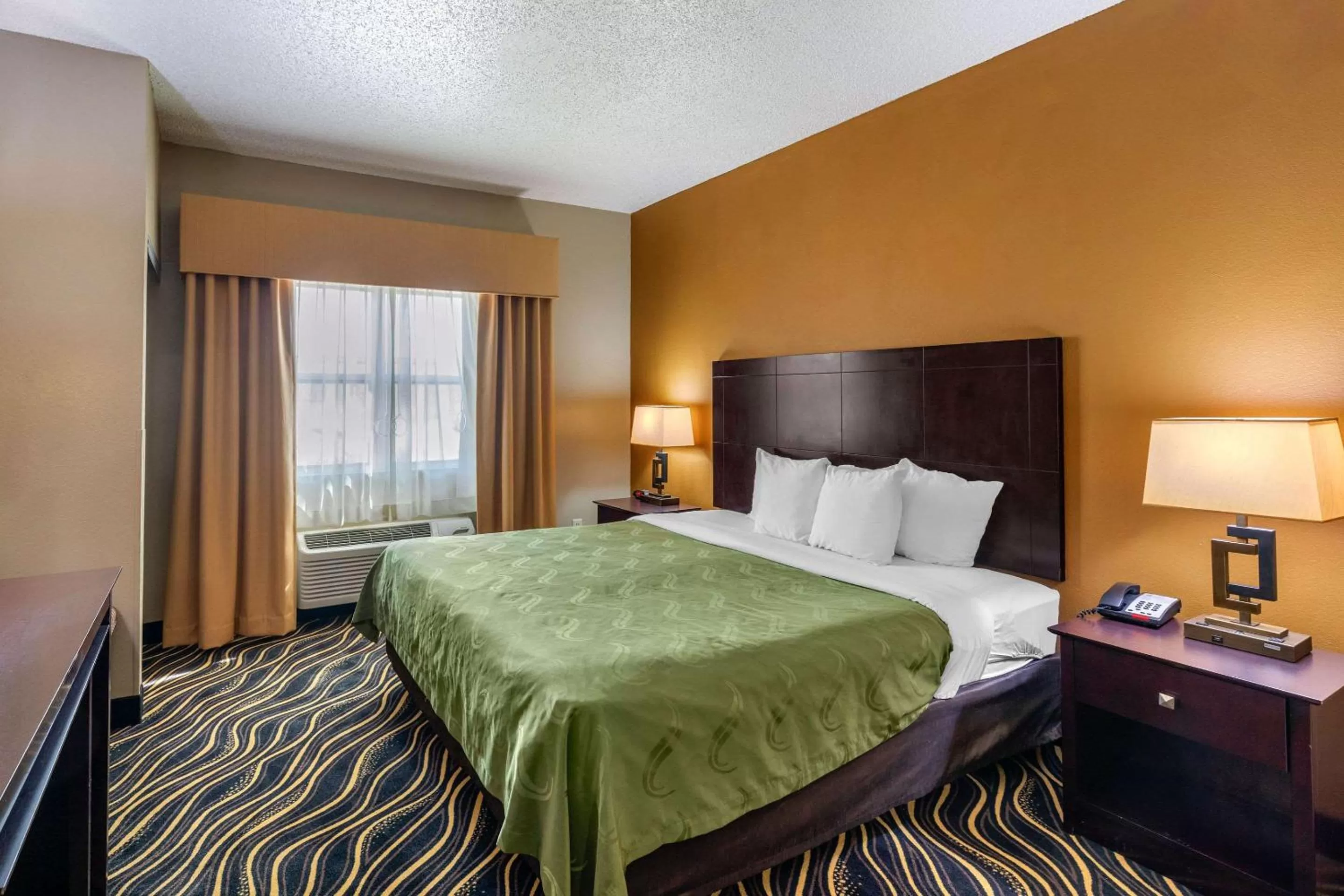 Photo of the whole room, Bed in Quality Suites Addison-Dallas