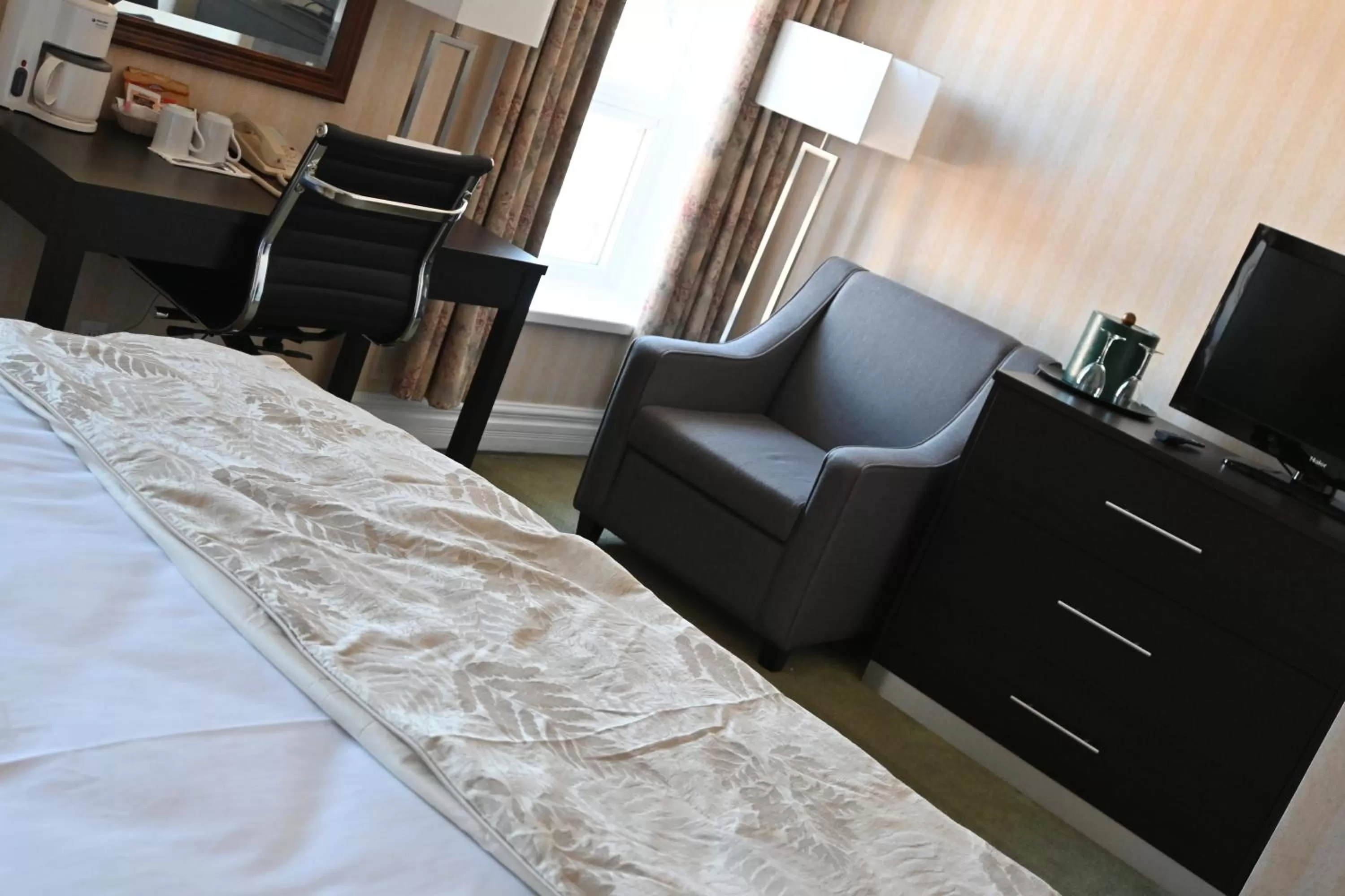 Queen Room in The Gananoque Inn & Spa