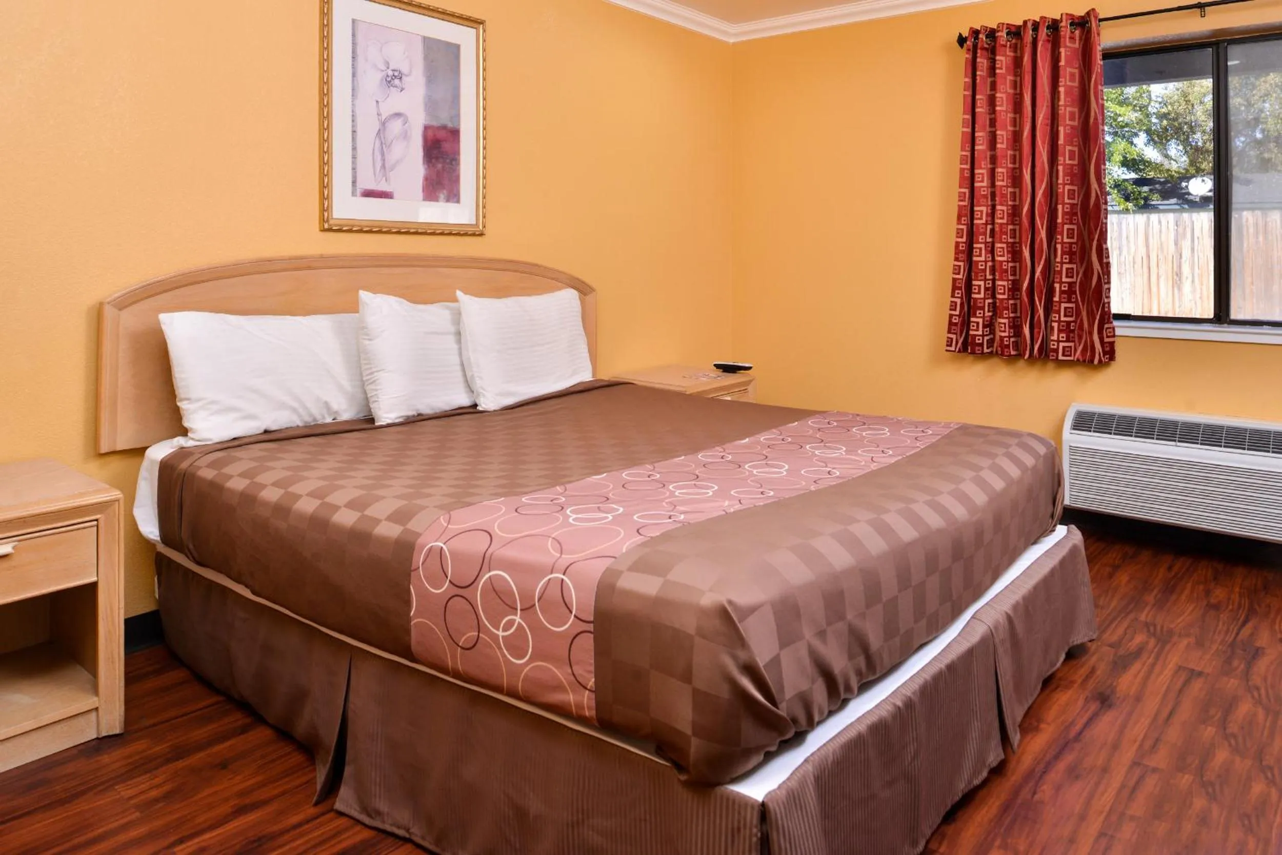 King Room in Americas Best Value Inn and Suites Clearlake