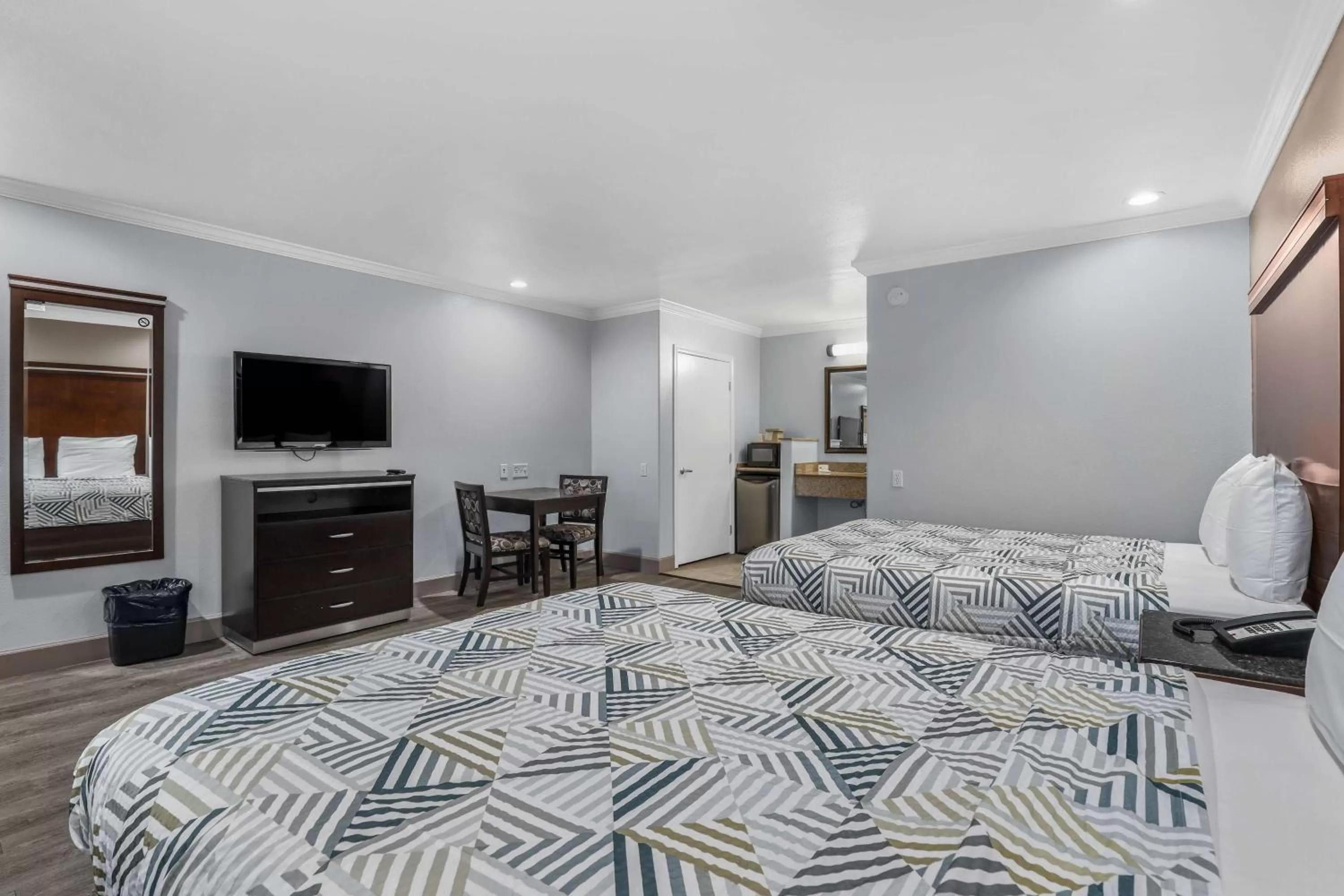 Deluxe Suite in Motel 6 Carlsbad, Ca- North