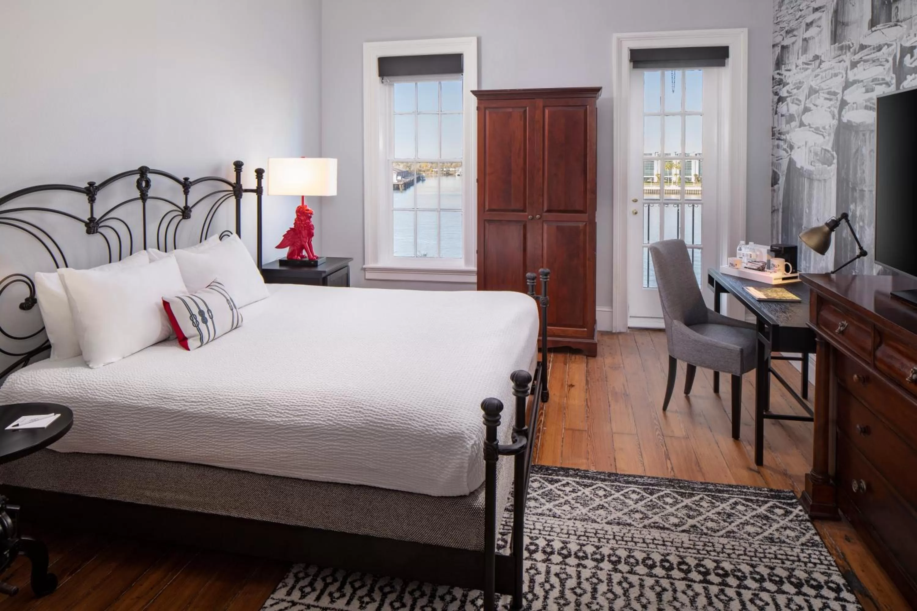 Queen Room - Riverview with Balcony in River Street Inn