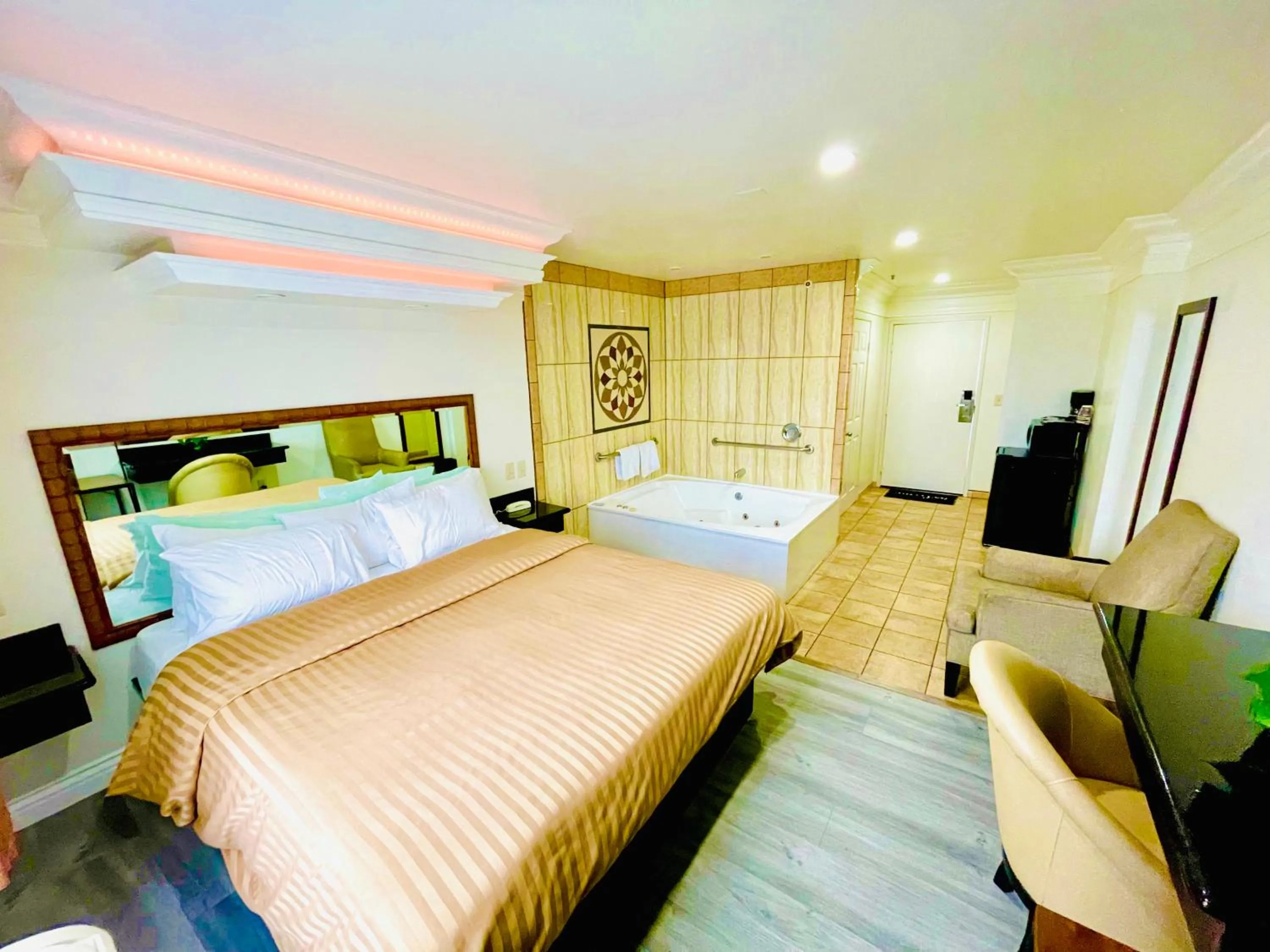 King Room with Spa Bath in Rodeway Inn Santa Ana - Garden Grove