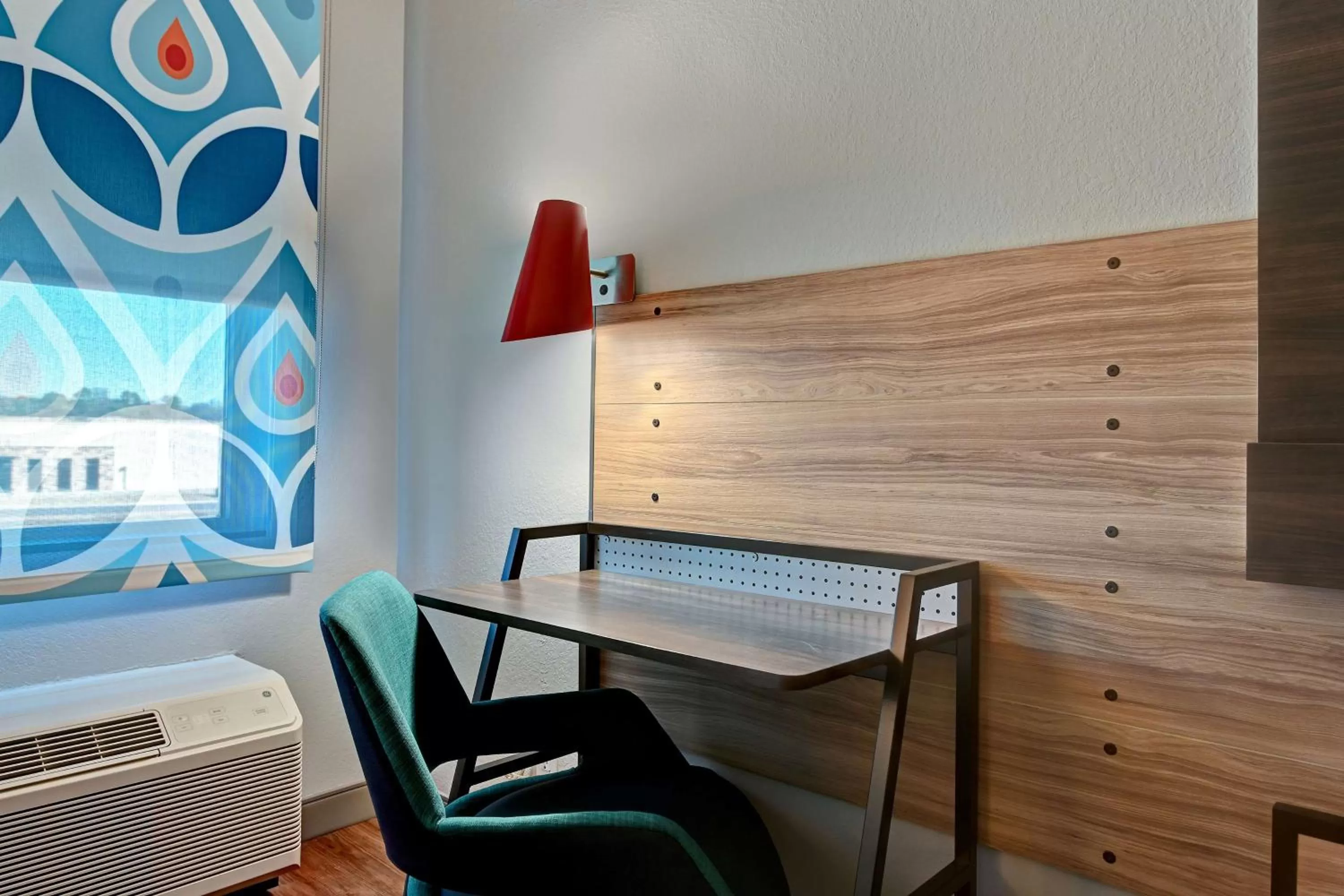 King Room with Roll-In Shower - Mobility Access in Tru By Hilton Tahlequah, Ok