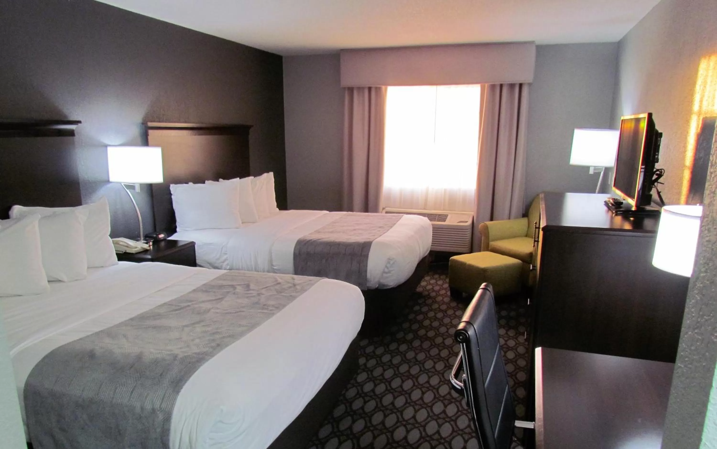 Non-Smoking Two Queen Beds Pet Friendly in Oak Hill Inn & Suites