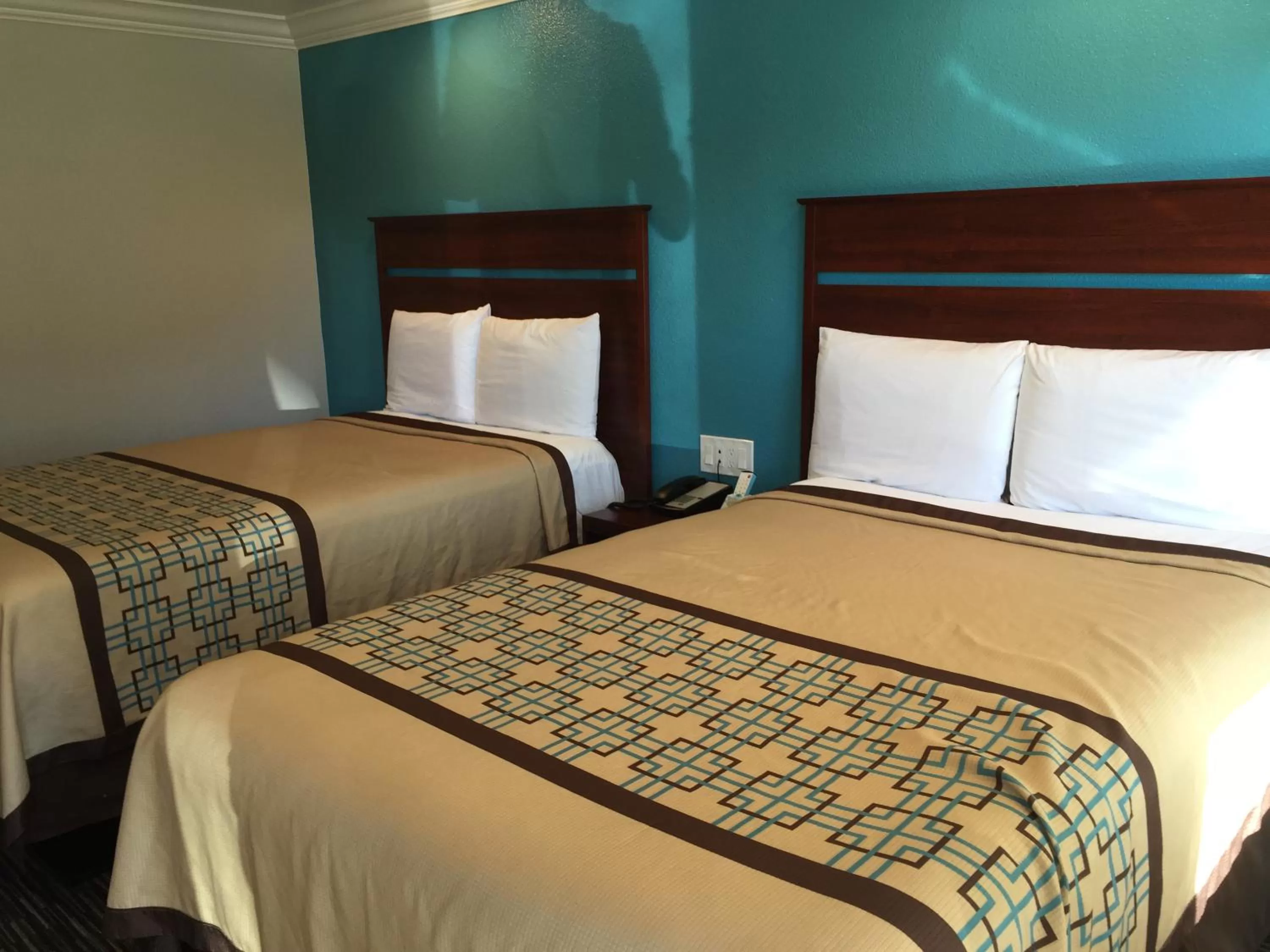 Double Room with Two Double Beds - Non-Smoking in Continental Lodge