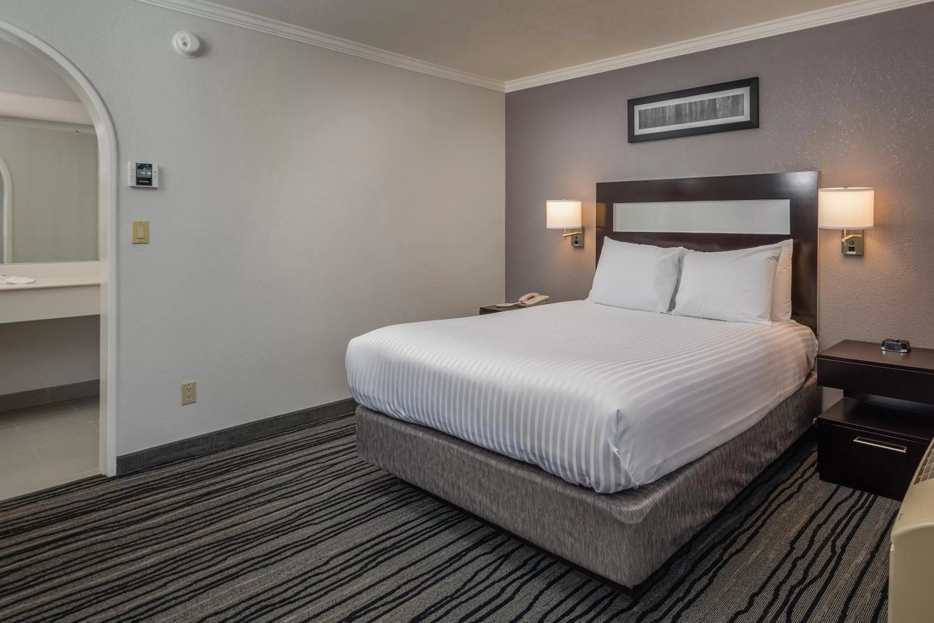 Queen Room in Redwood Creek Inn