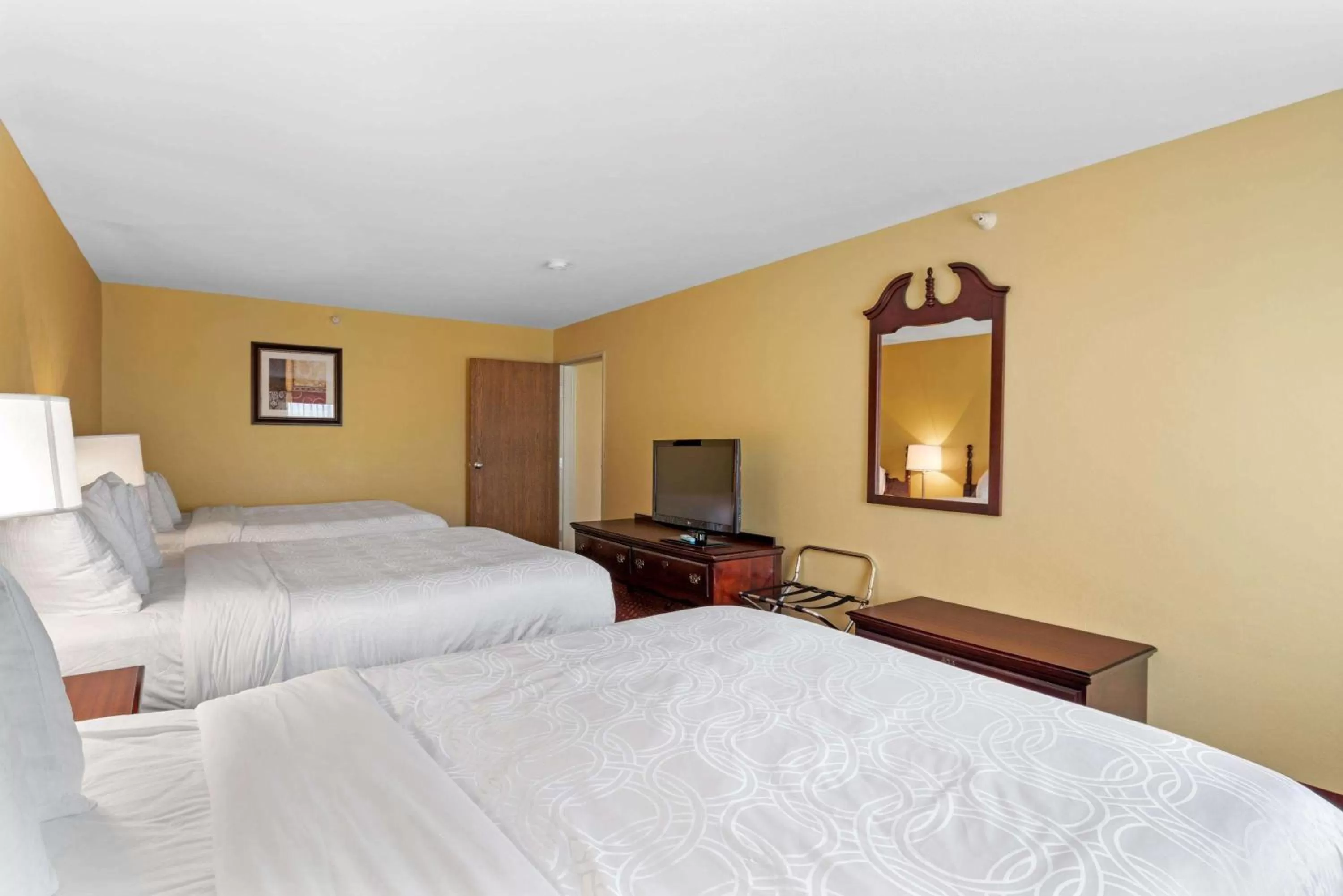 Queen Suite with Three Queen Beds and Sofa Bed - Non-Smoking in Best Western Clearlake Plaza