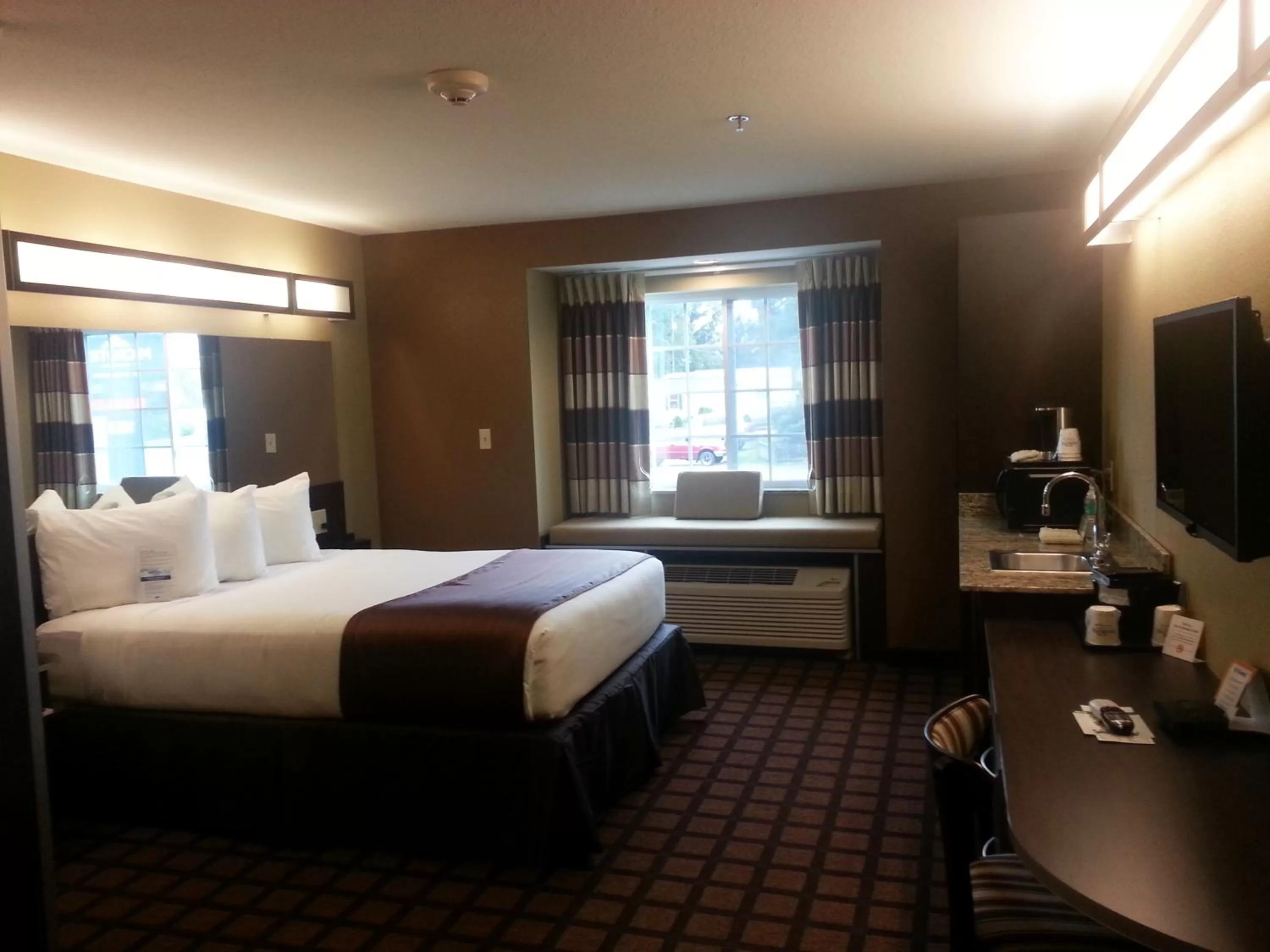 Deluxe Queen Room - Non-Smoking in Microtel Inn and Suites Carrollton