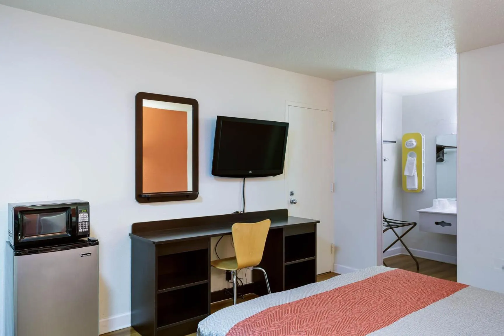 Queen Room - Disability Access - Non-Smoking in Studio 6 Gainesville, Fl