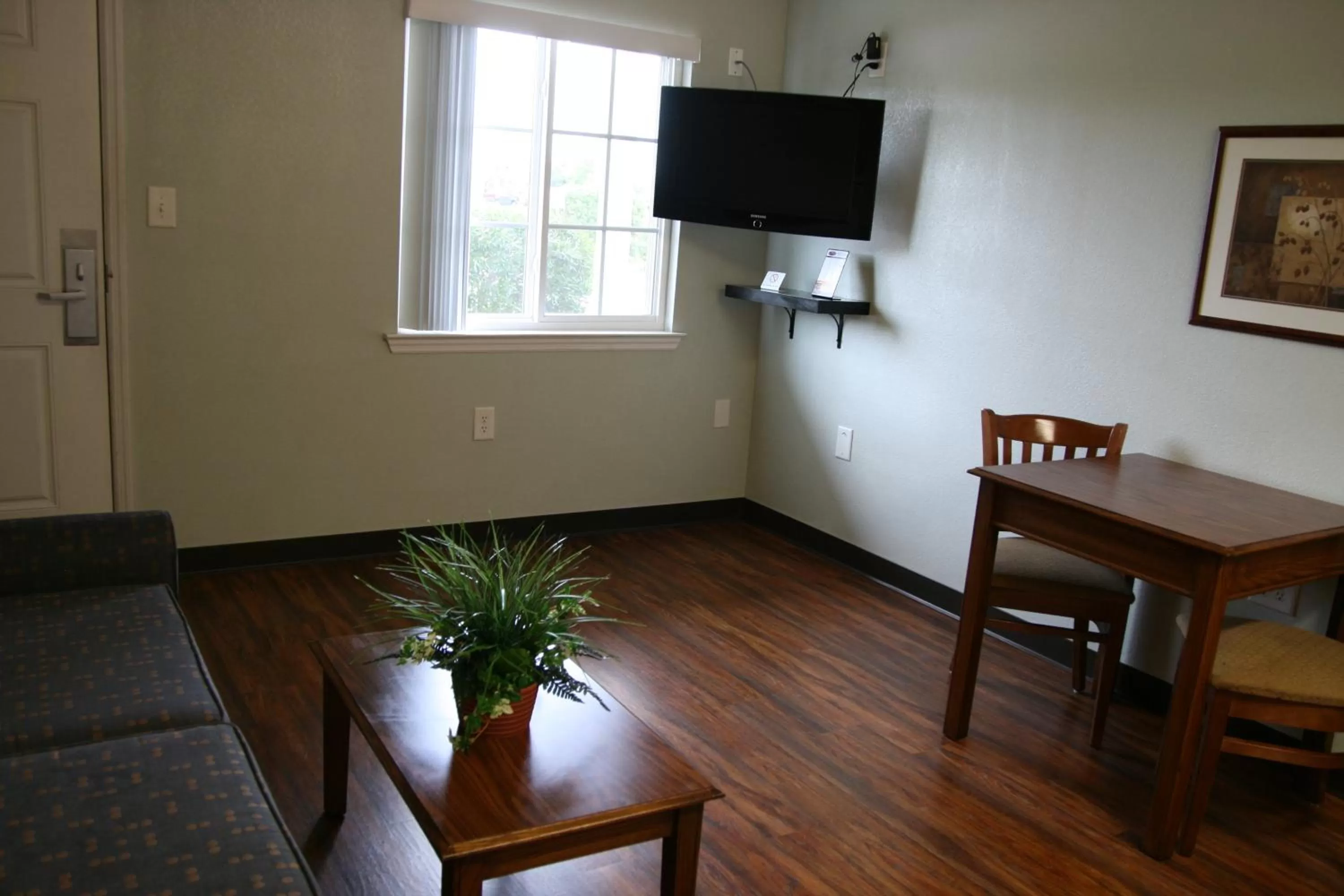 Seating area in Affordable Suites Jacksonville
