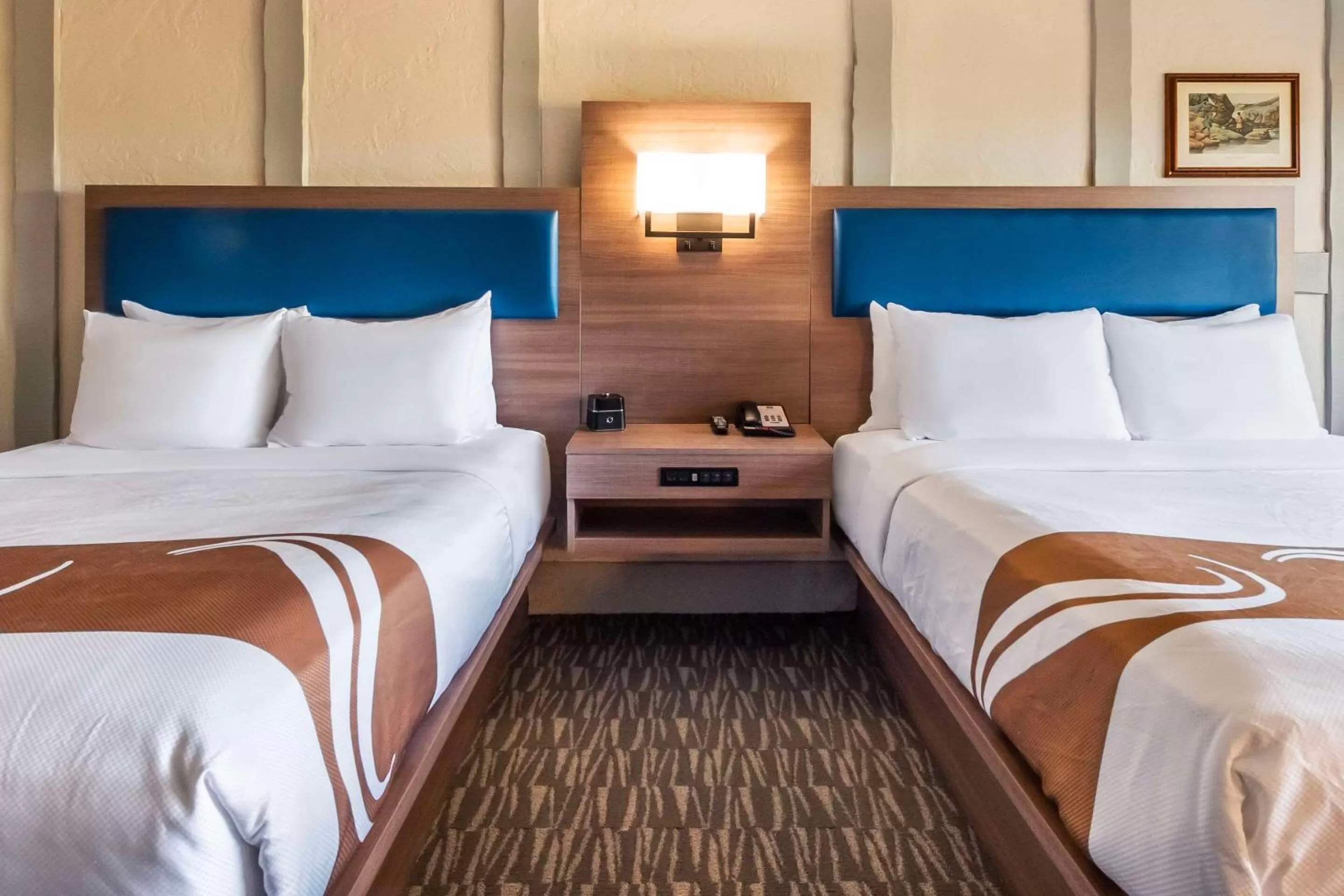 Queen Room with Two Queen Beds - Non-Smoking in Quality Inn Waddling Dog