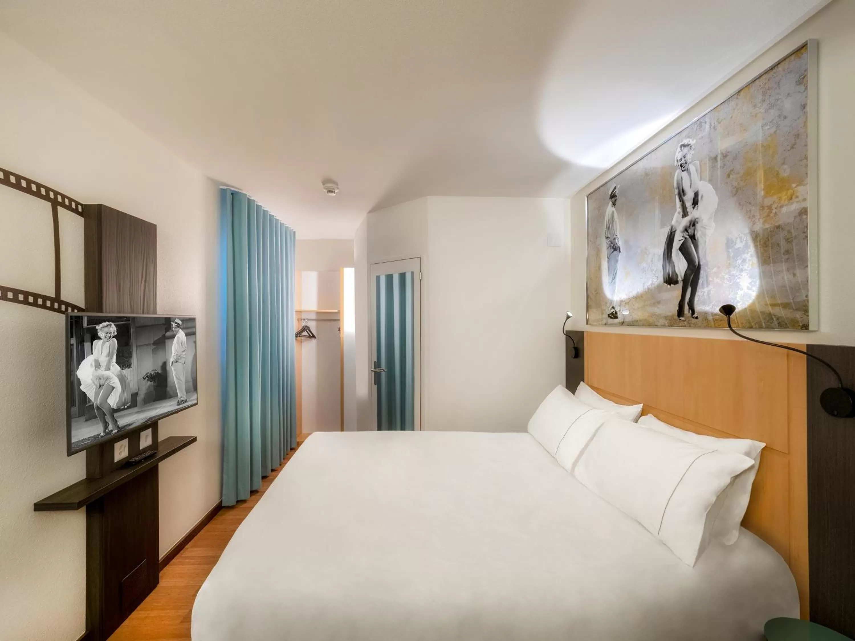 Bedroom, Bed in ibis Locarno