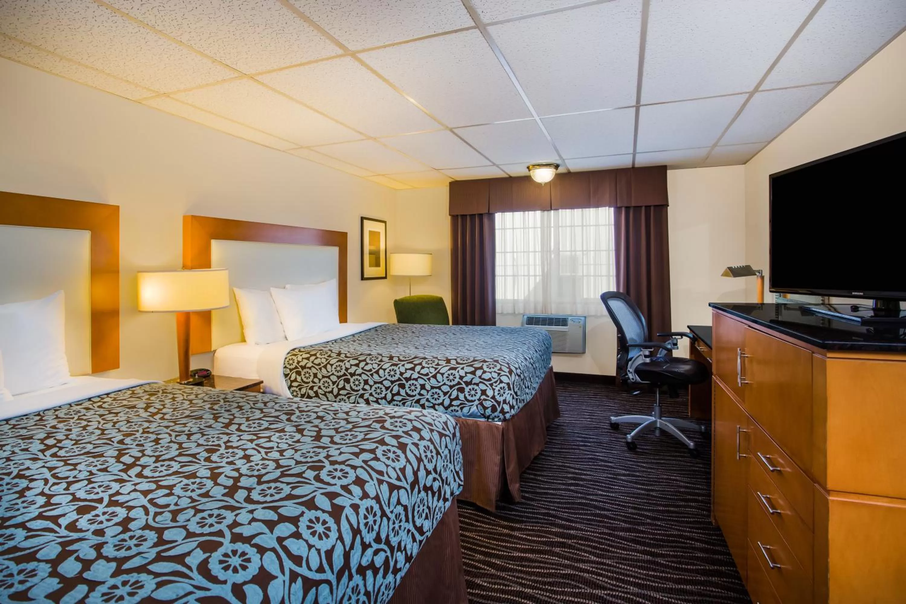 Queen Room with Two Queen Beds and Bathtub with Grab Bars - Mobility Accessible/Non-Smoking in Days Inn by Wyndham Yakima