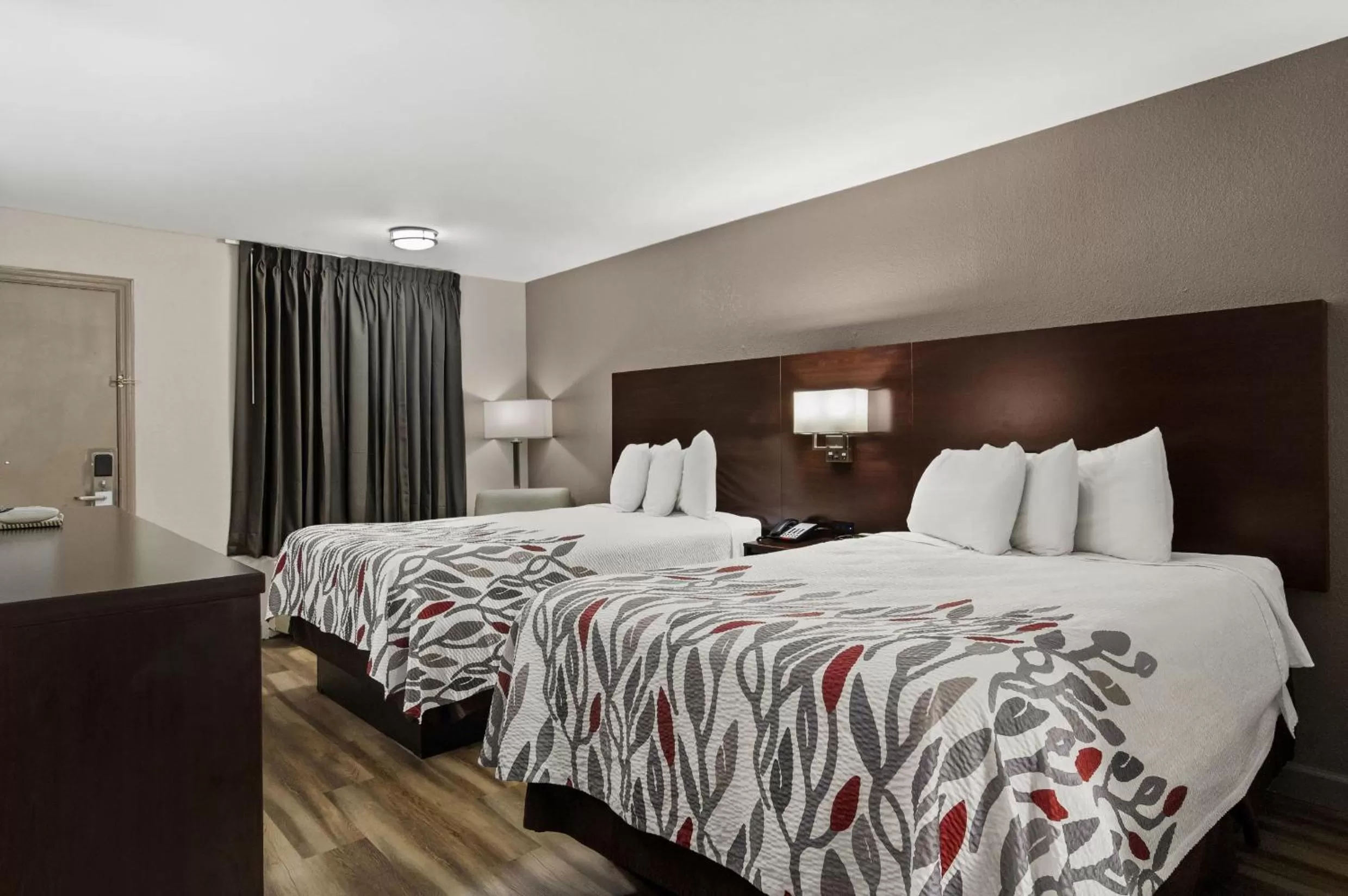 Deluxe Room with Two Double Beds Disability Access Roll-In Shower Non-Smoking in Red Roof Inn Baldwin