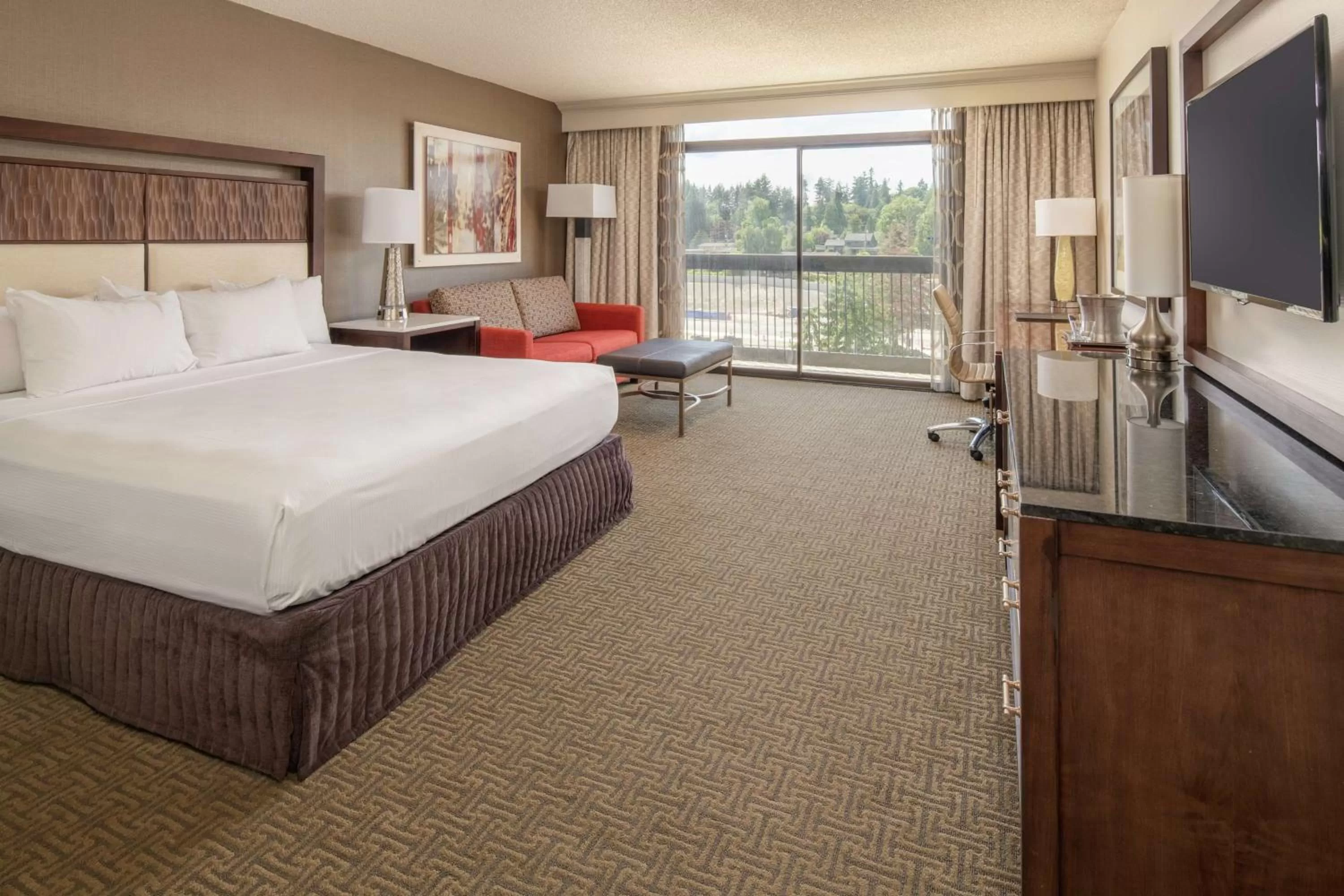 King Room - Hearing Accessible with Roll-In Shower in Hilton Bellevue