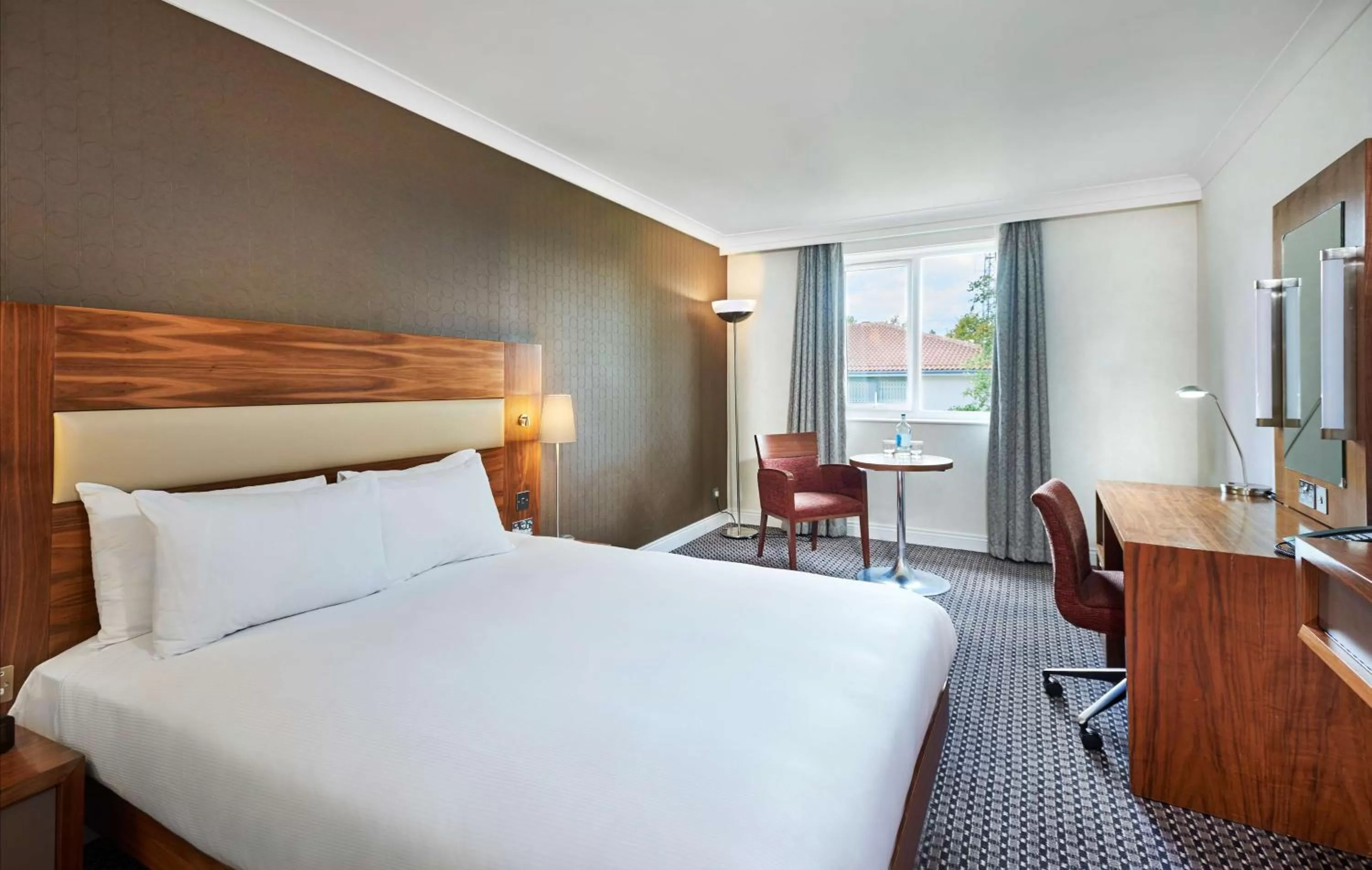 Queen Room in DoubleTree by Hilton Bristol North