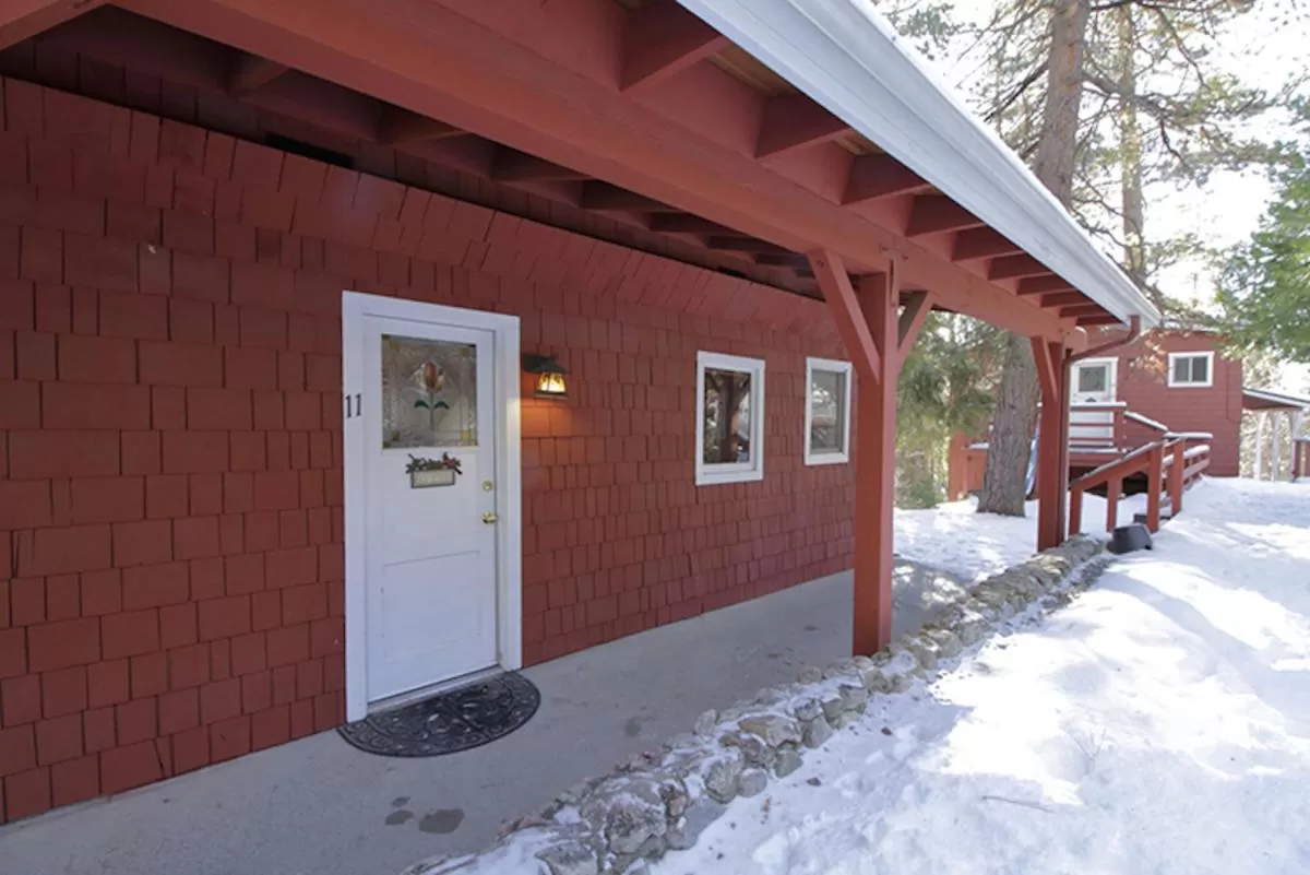 Deluxe Queen Suite in Silver Pines Lodge