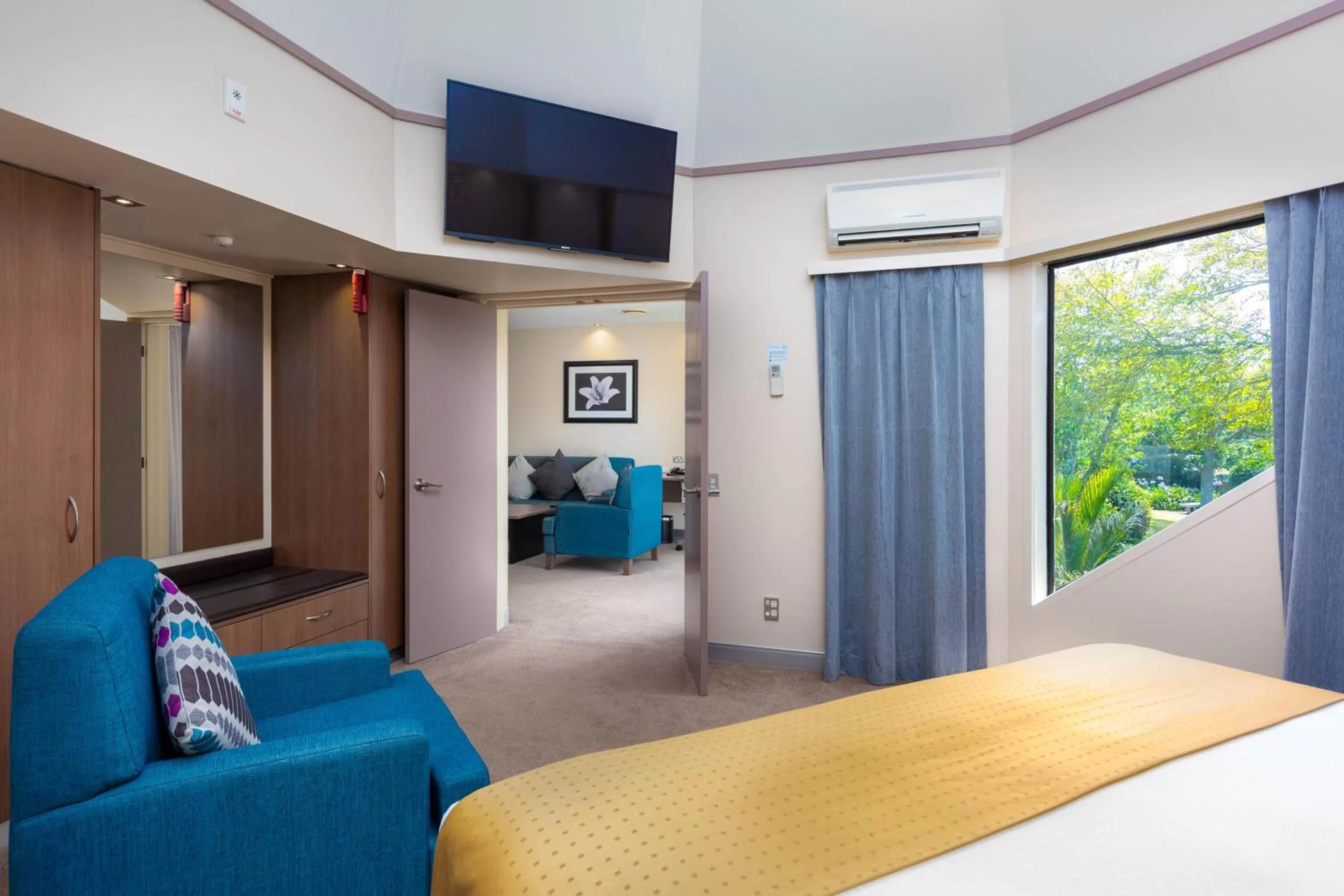 One-Bedroom King Suite with Walk-In Shower in Holiday Inn Auckland Airport by IHG