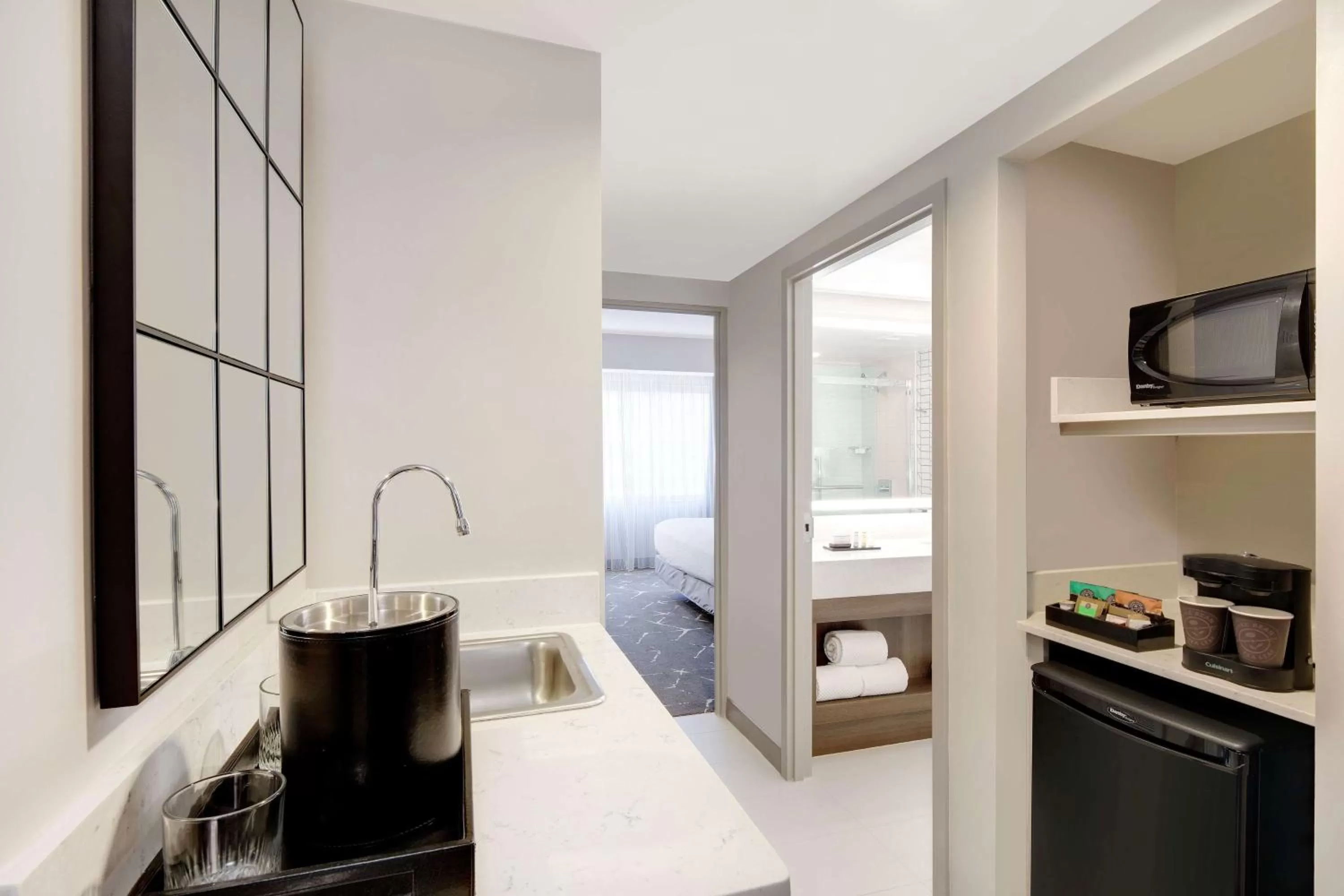 One-Bedroom King Suite - Hearing Access in Embassy Suites by Hilton Atlanta Perimeter Center