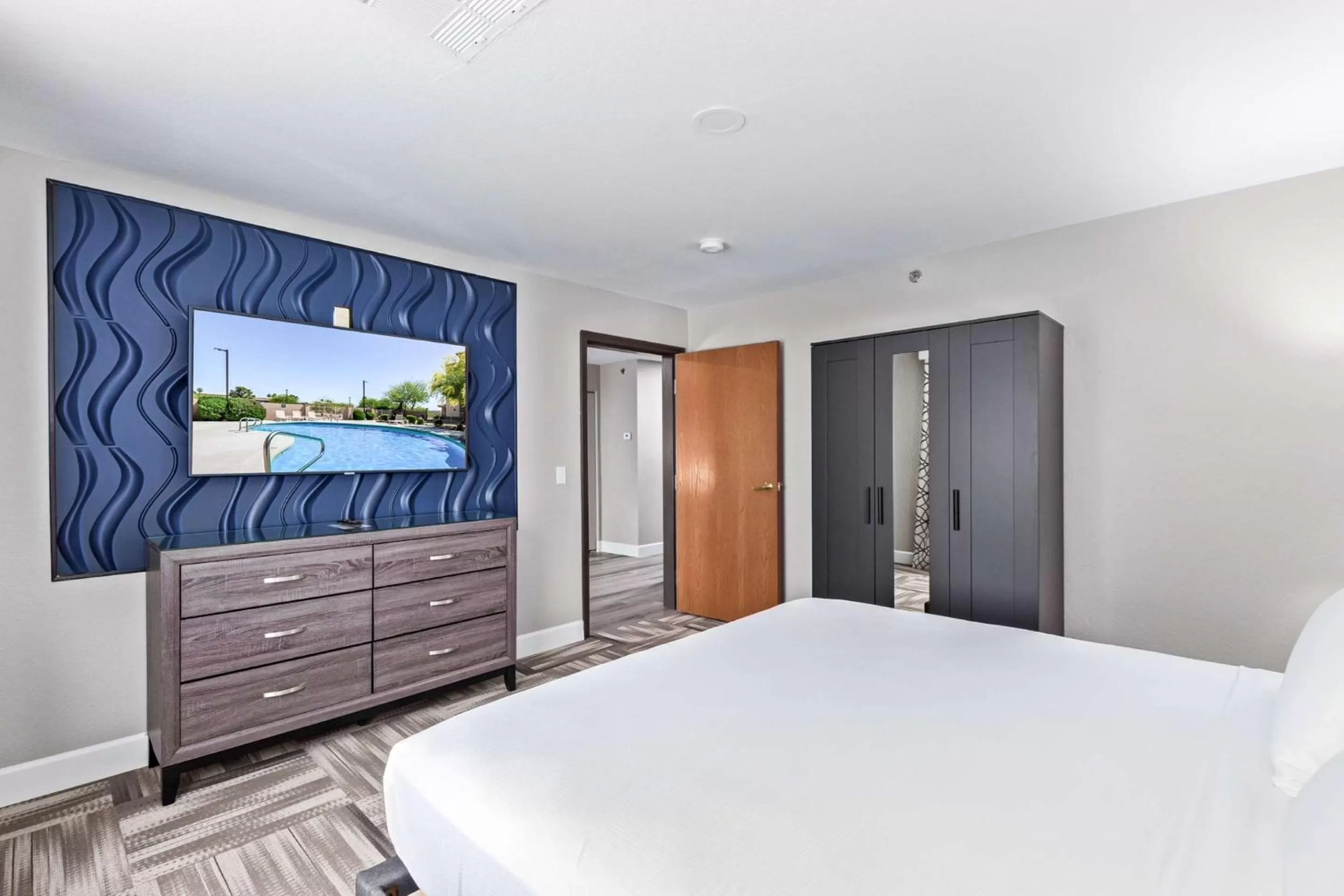 Queen Suite with Mobility Accessible Roll-In Shower in Fountain Park Hotel BW Signature Collection