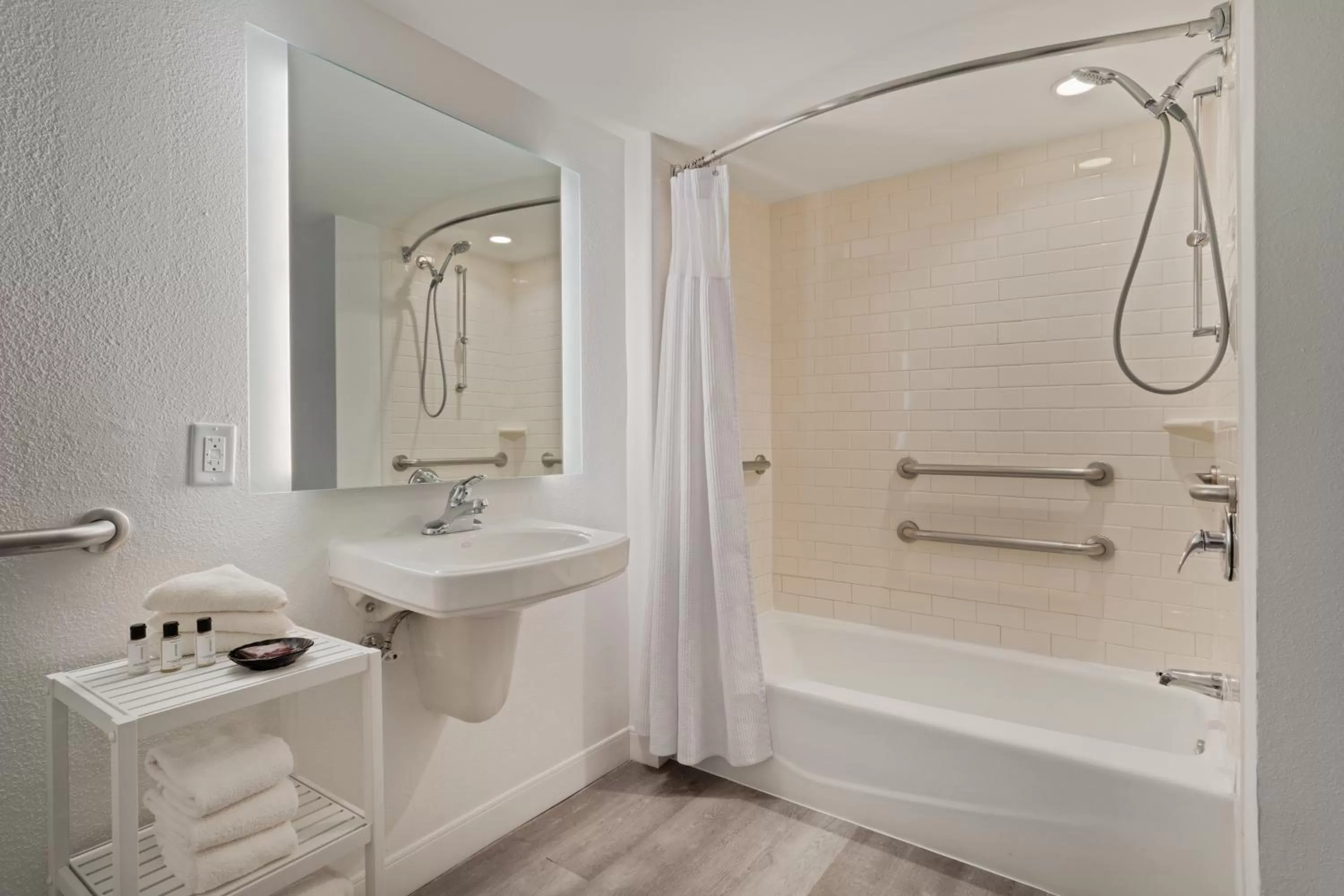 Suite with Mobility Accessible Tub - Non-Smoking in Crowne Plaza Melbourne-Oceanfront, an IHG Hotel