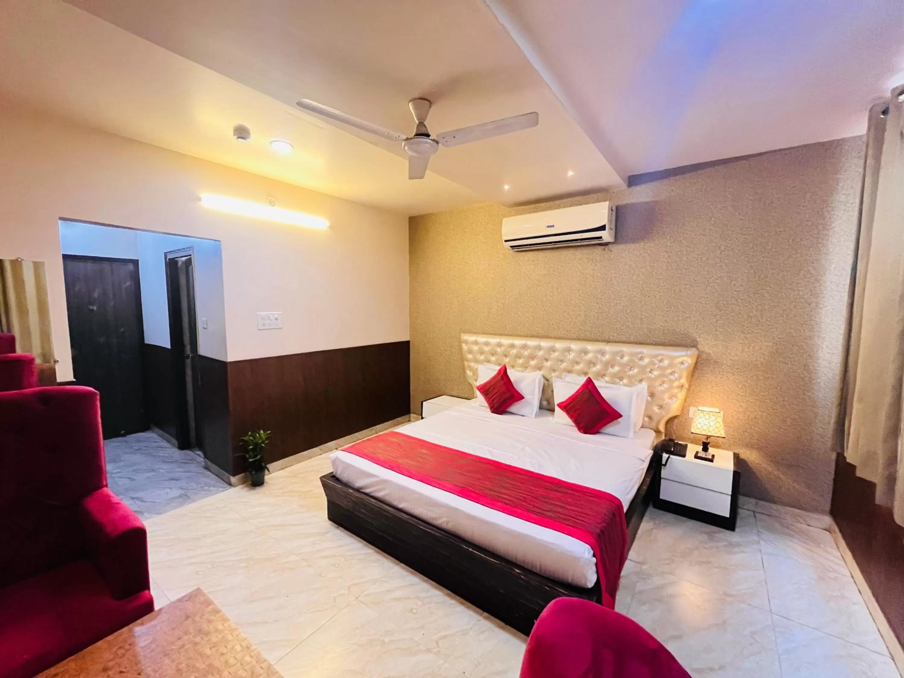 Deluxe King Room in Hotel The Leaf - Gomti Nagar Lucknow