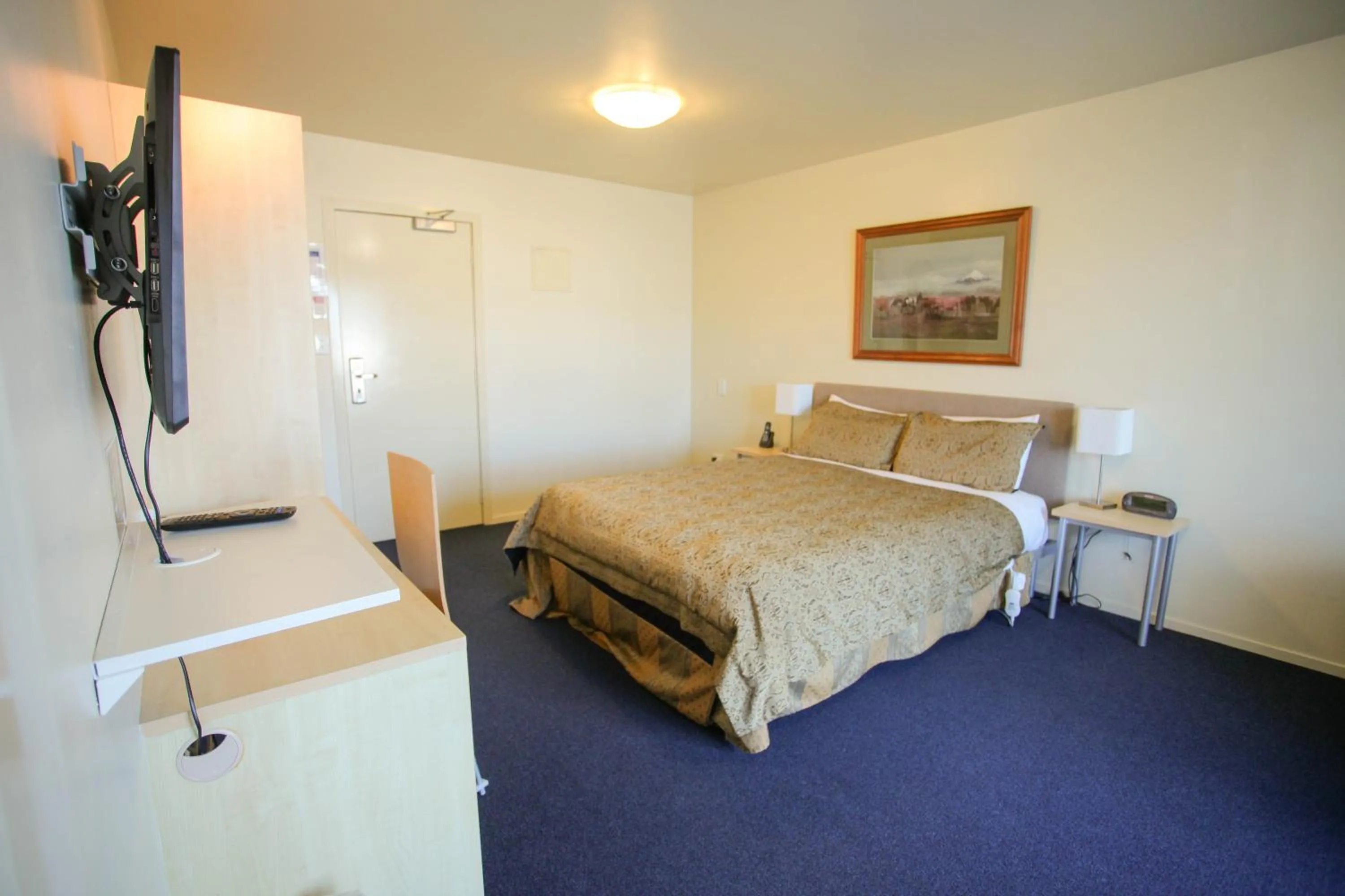 Executive Queen Room with Balcony in Abbots Hamilton – Hotel and Conference Centre
