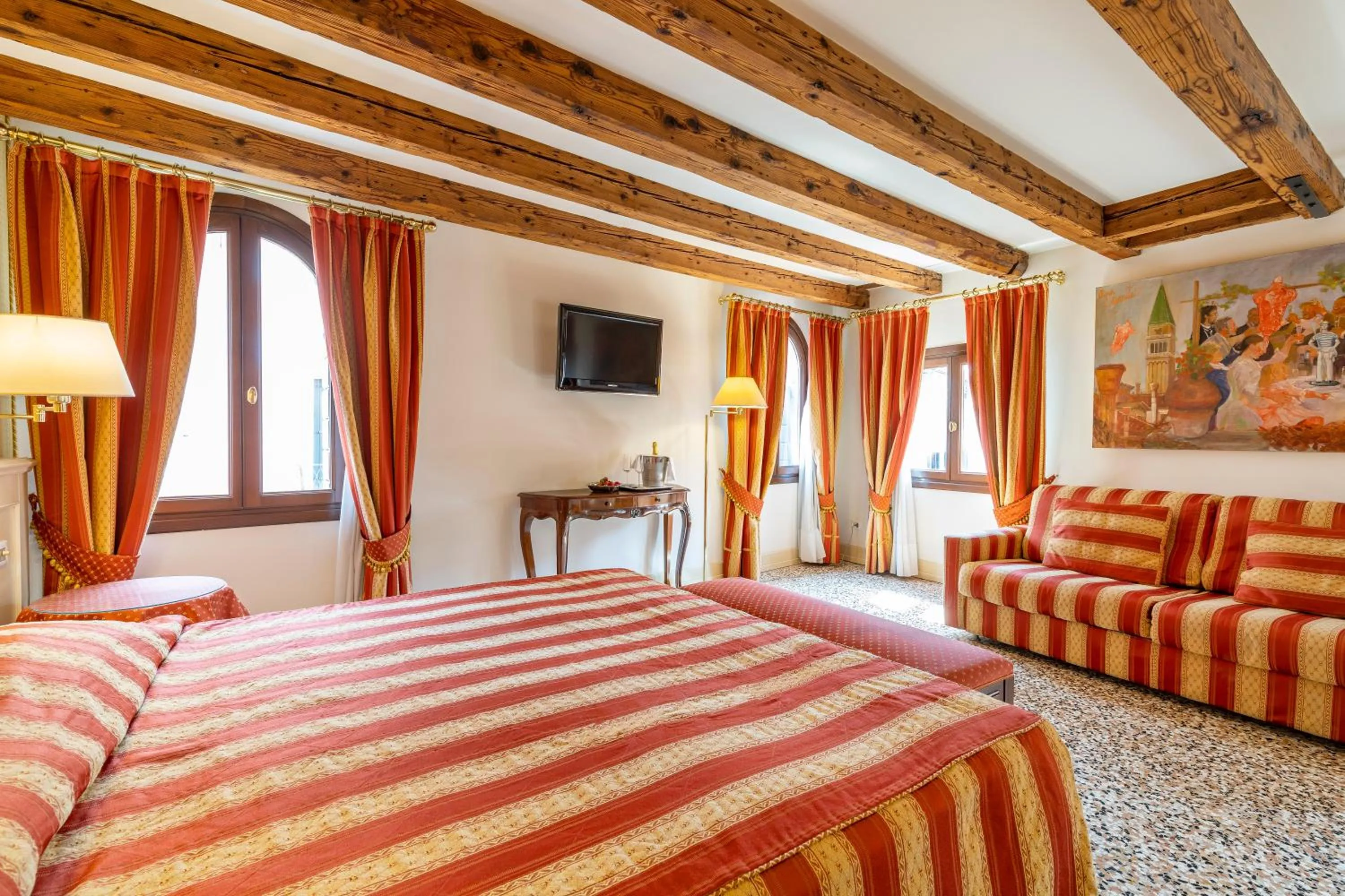 Deluxe Double or Twin Room with Canal View in Hotel Bella Venezia