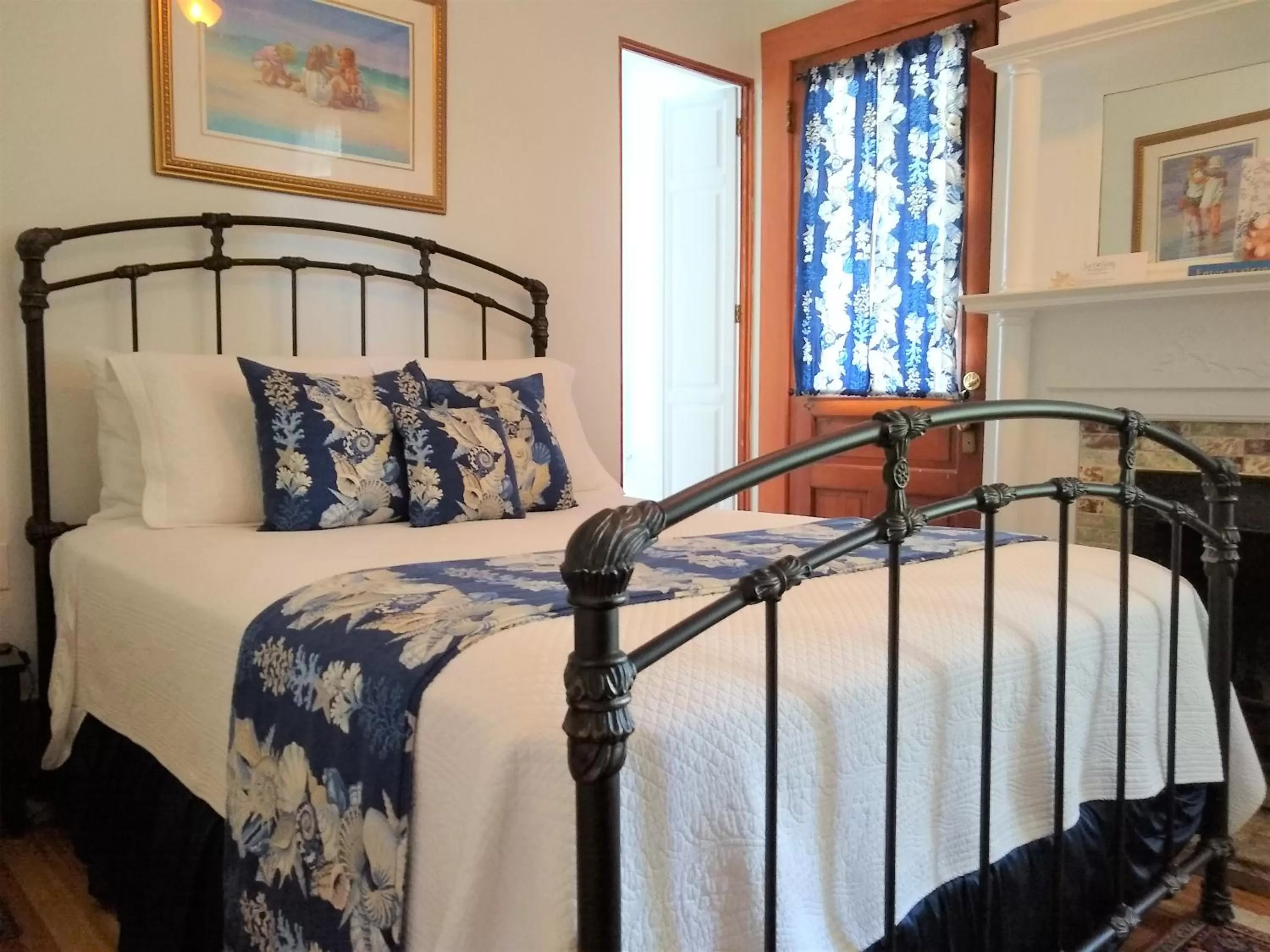 Deluxe Queen Room in Surf Song Bed & Breakfast