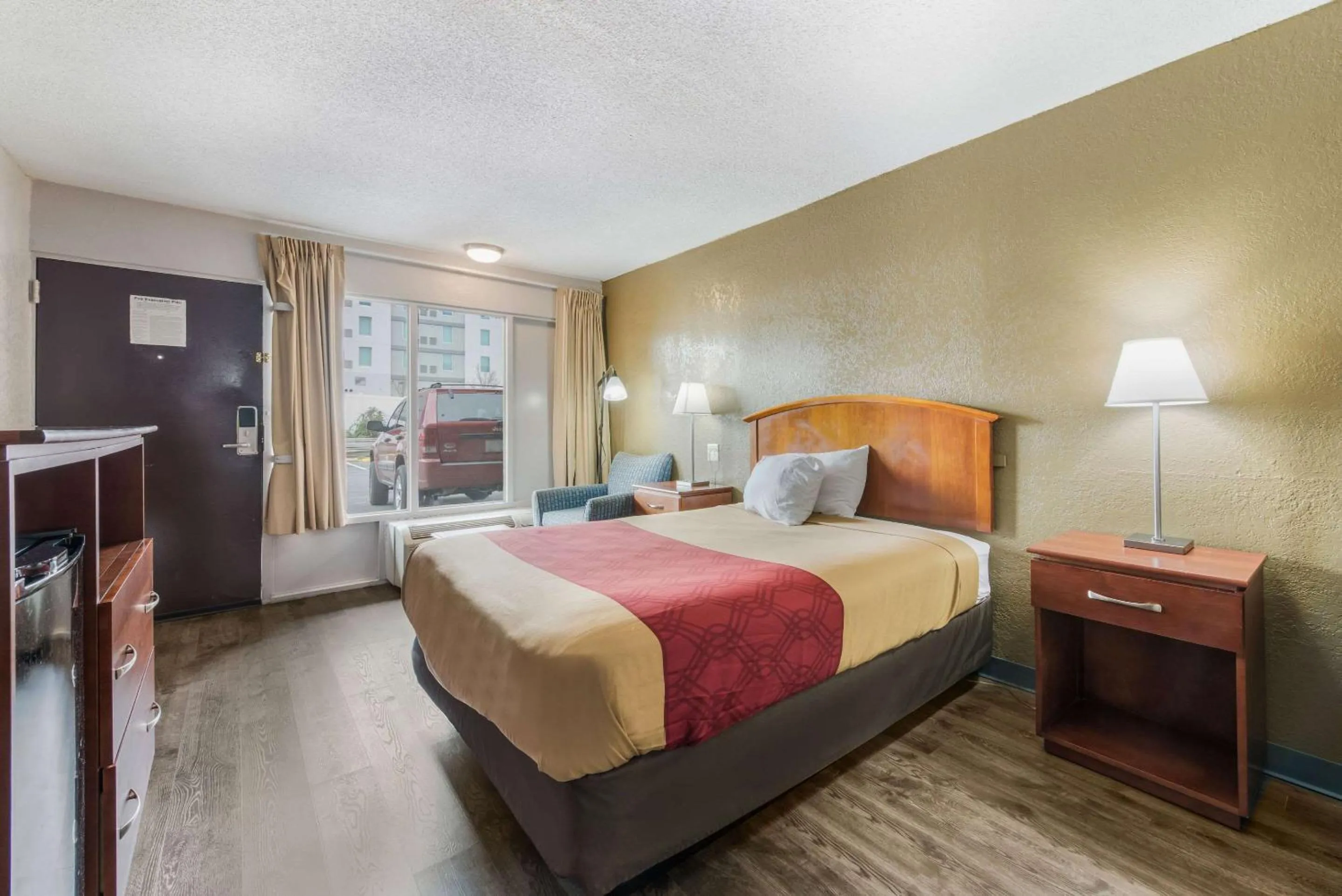 Queen Room with Roll-In Shower - Accessible/Non-Smoking in Econo Lodge Salisbury