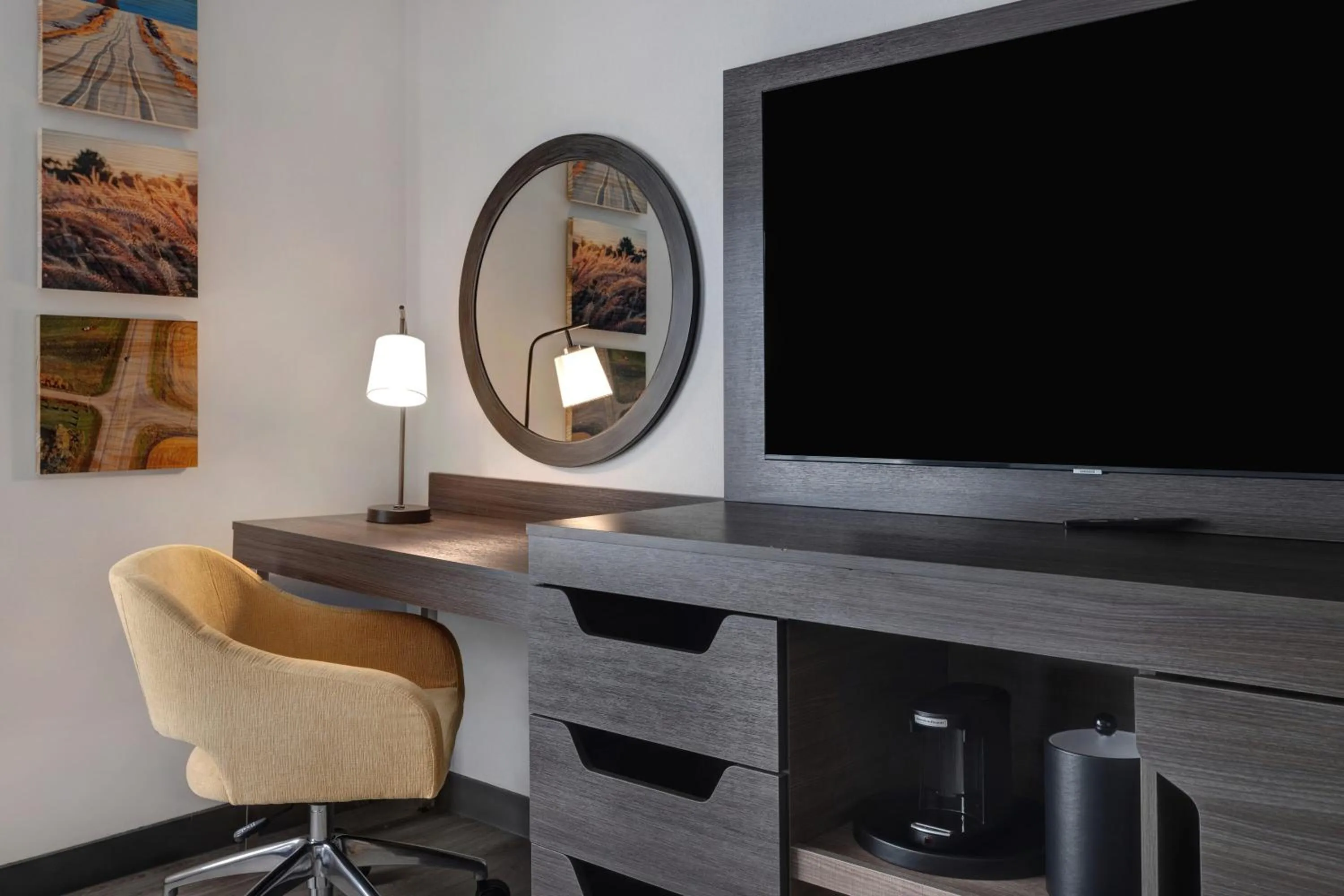 Queen Room with Two Queen Beds - Hearing Access in Hampton Inn Chicago Orland Park