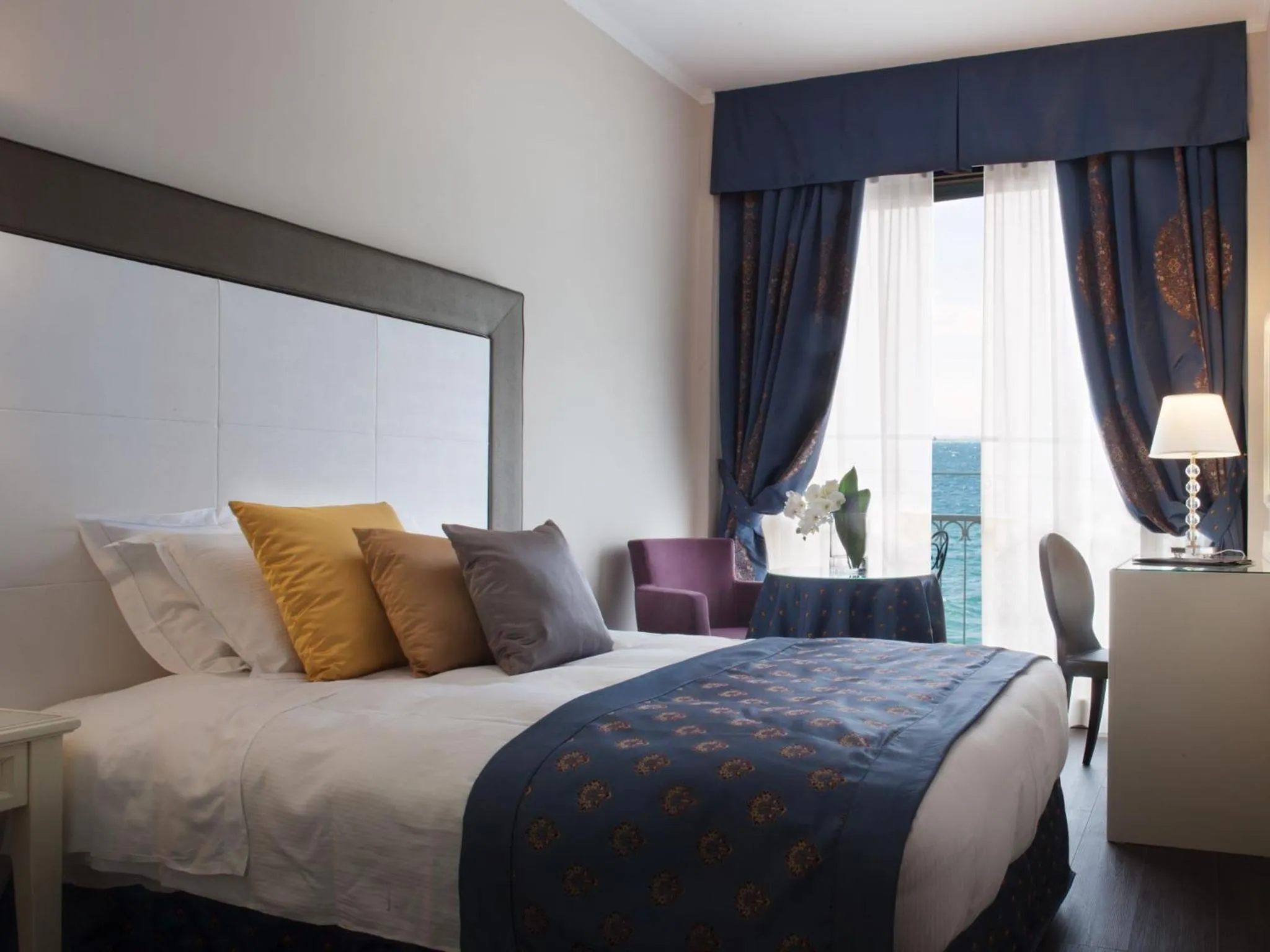 Single Room with Balcony and Lake View in Grand Hotel Gardone