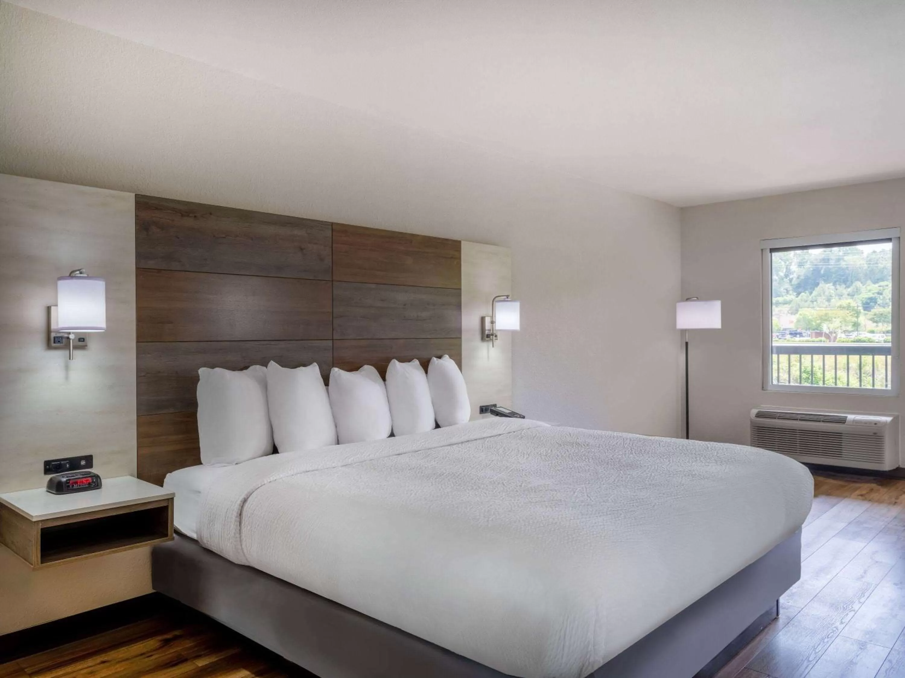 King Room with Mobility Access and Bathtub with Grab Bars, Non-Smoking in Days Inn by Wyndham Clemson