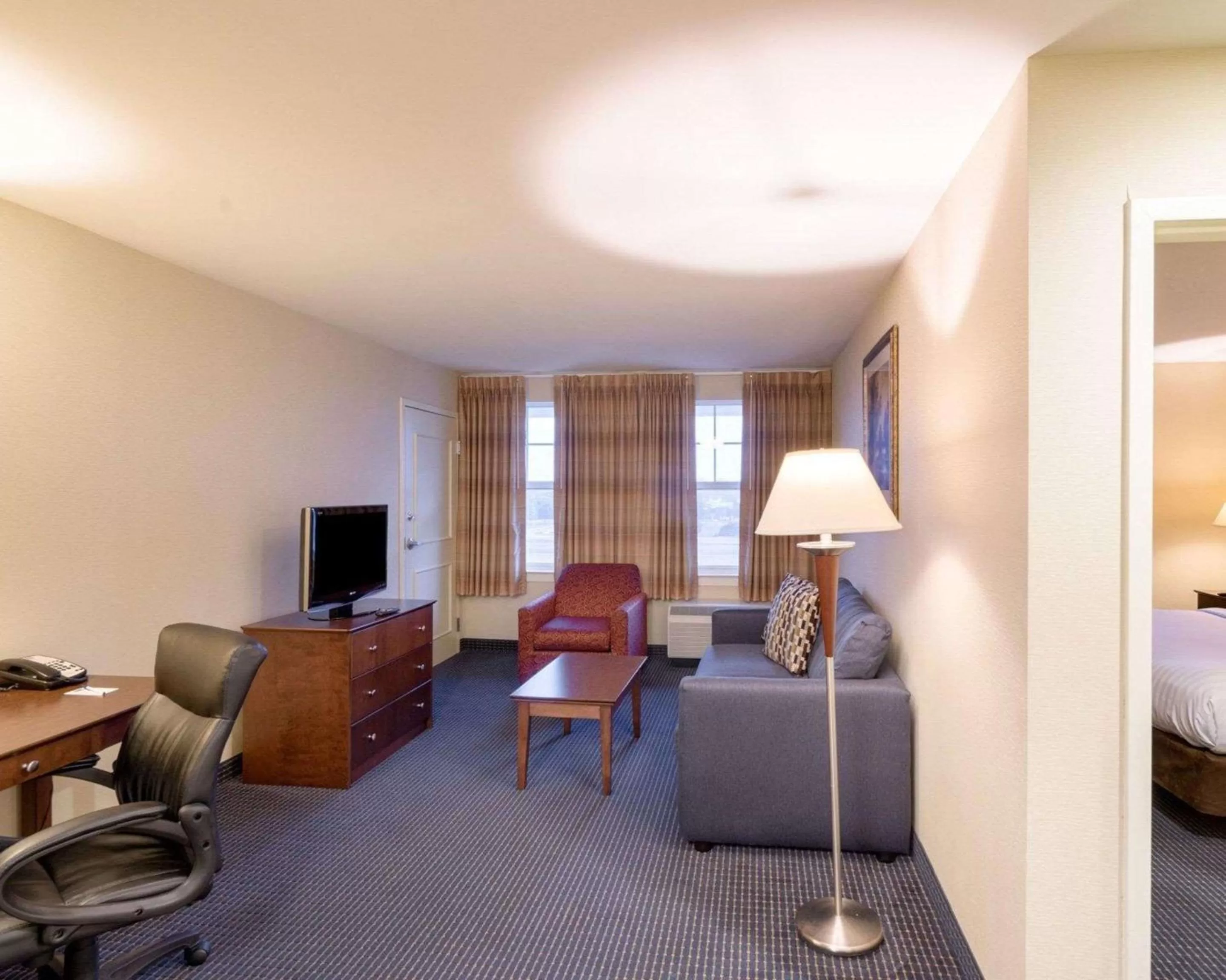 King Suite with Whirlpool - Non-Smoking in Mainstay Suites Dover