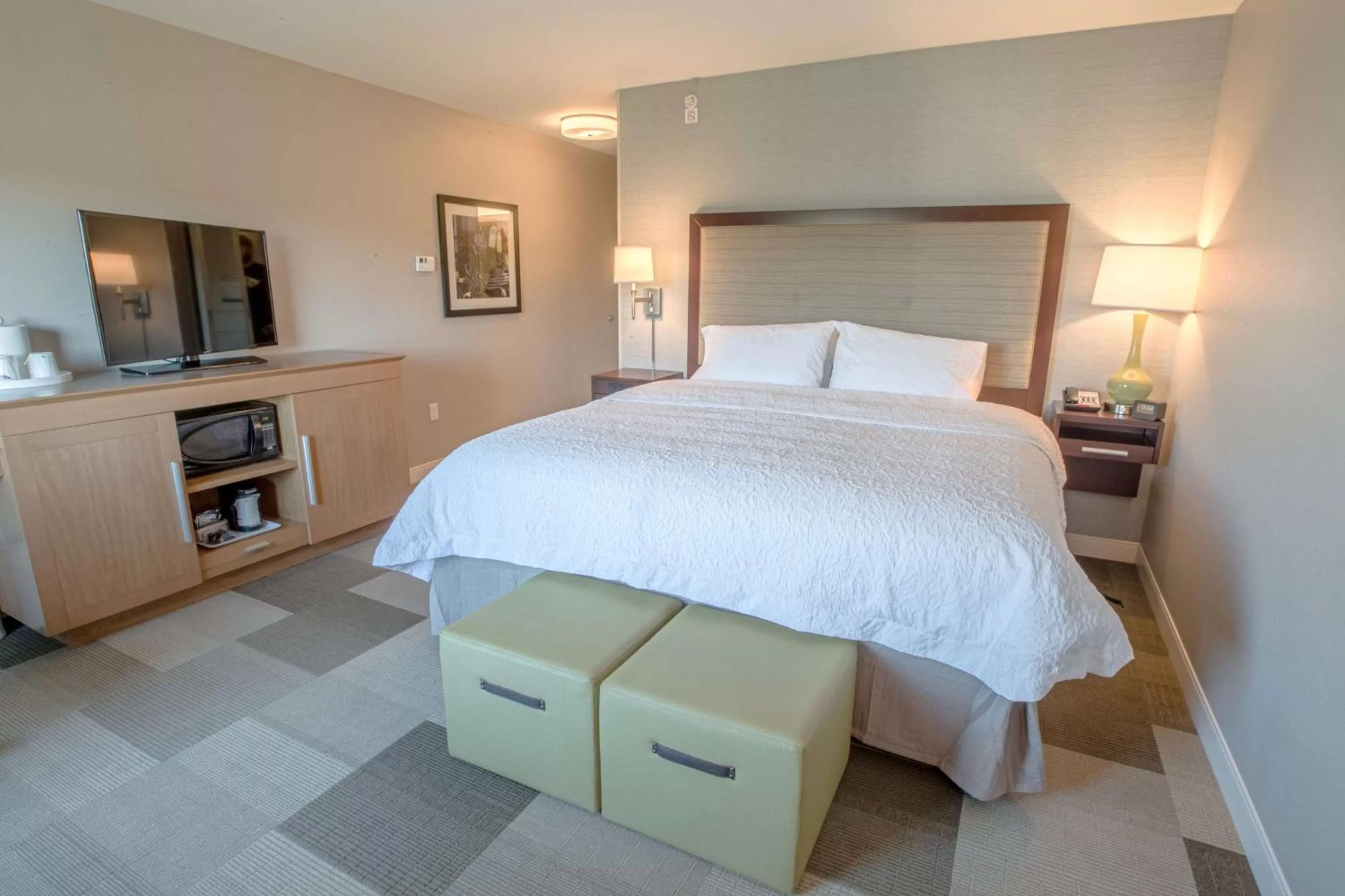 King Room with King Bed - Non-Smoking in Hampton Inn by Hilton Amesbury, MA