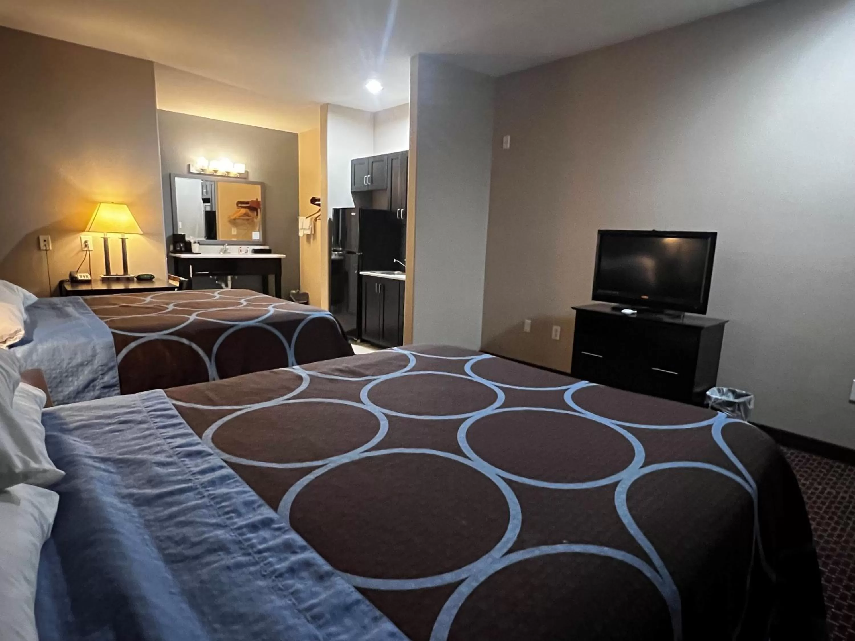Studio Suite with Two Queen Beds - Non-Smoking in Super 8 by Wyndham Center