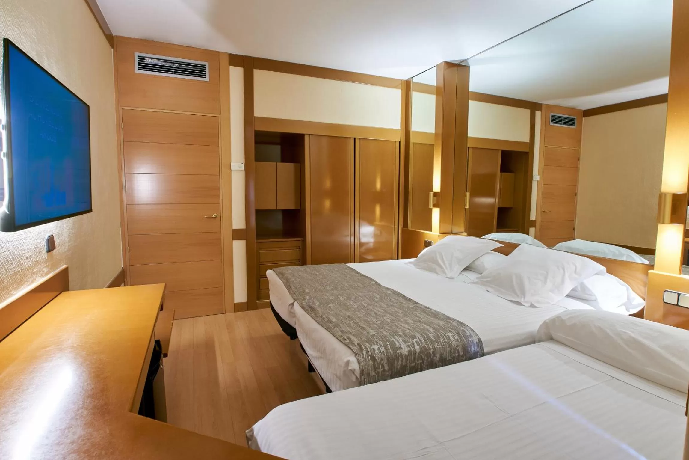 Twin Room with Extra Bed (2 Adults + 1 Child) in Los Arcos