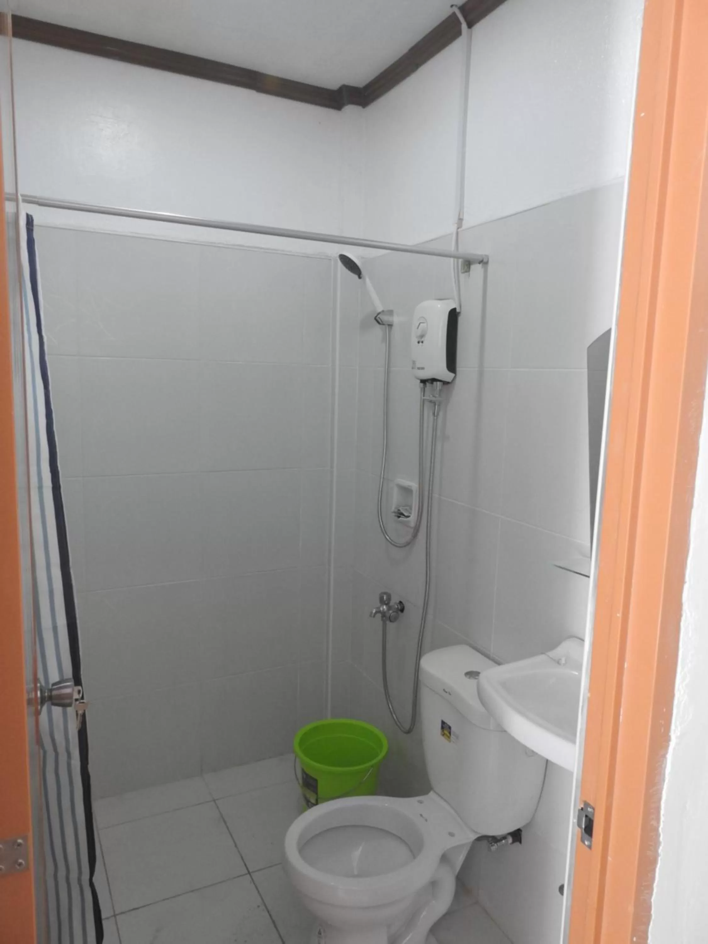 8-Bed Mixed Dormitory Room in Pacifico Seaside Lodge