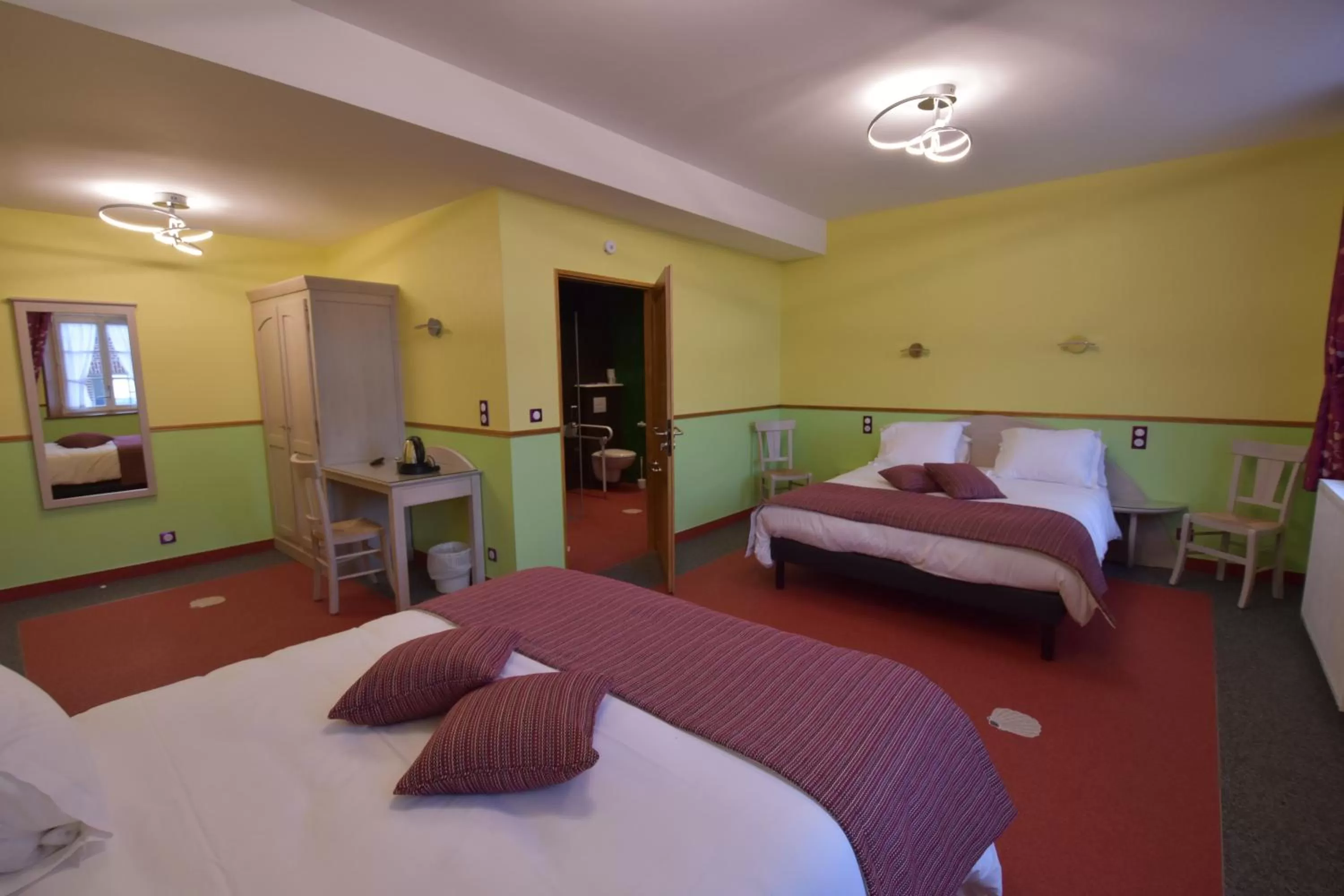 Family Room - Disability Access in Hôtel De Calais