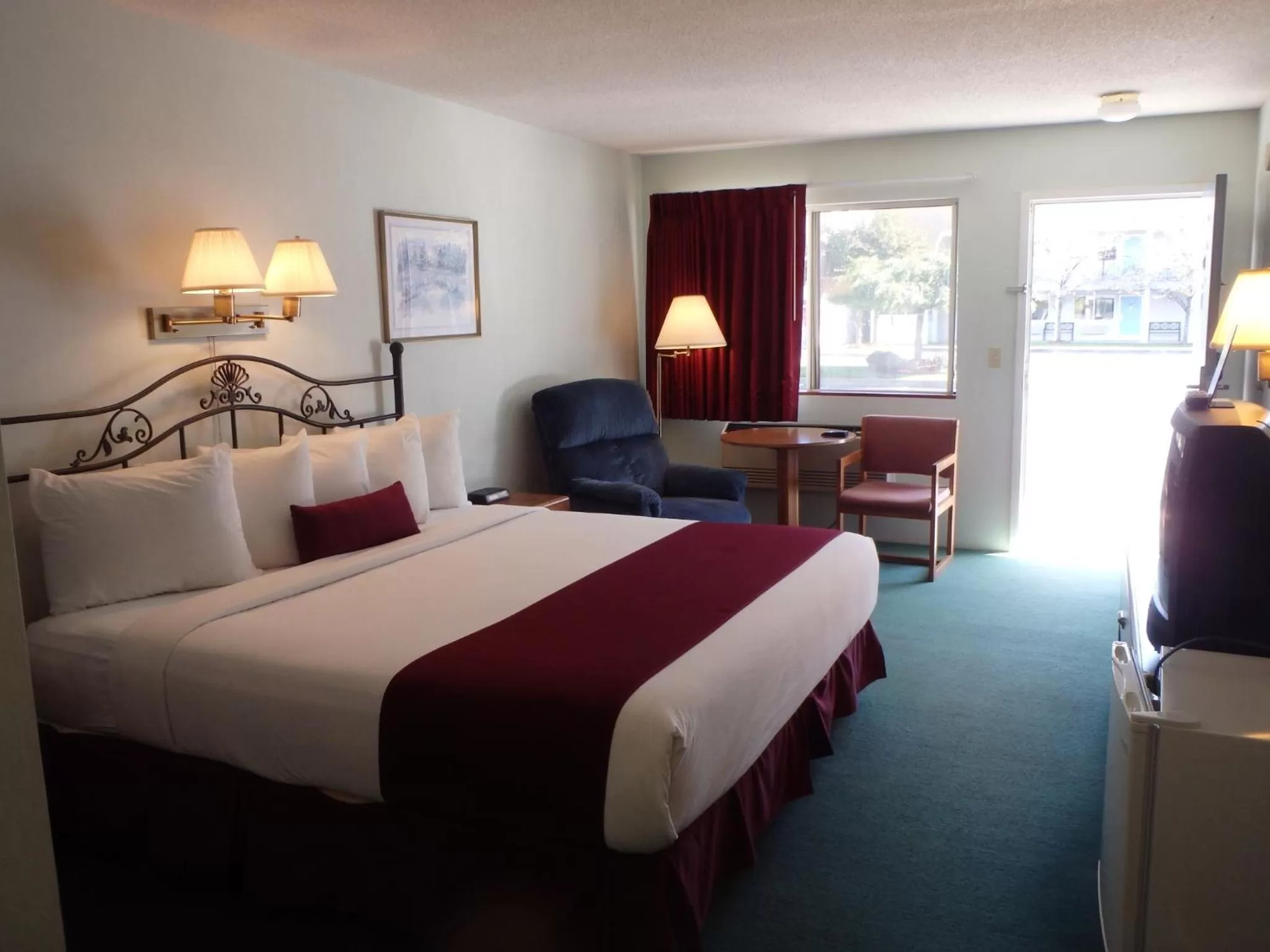 King Room in Americas Best Value Inn Saint Ignace
