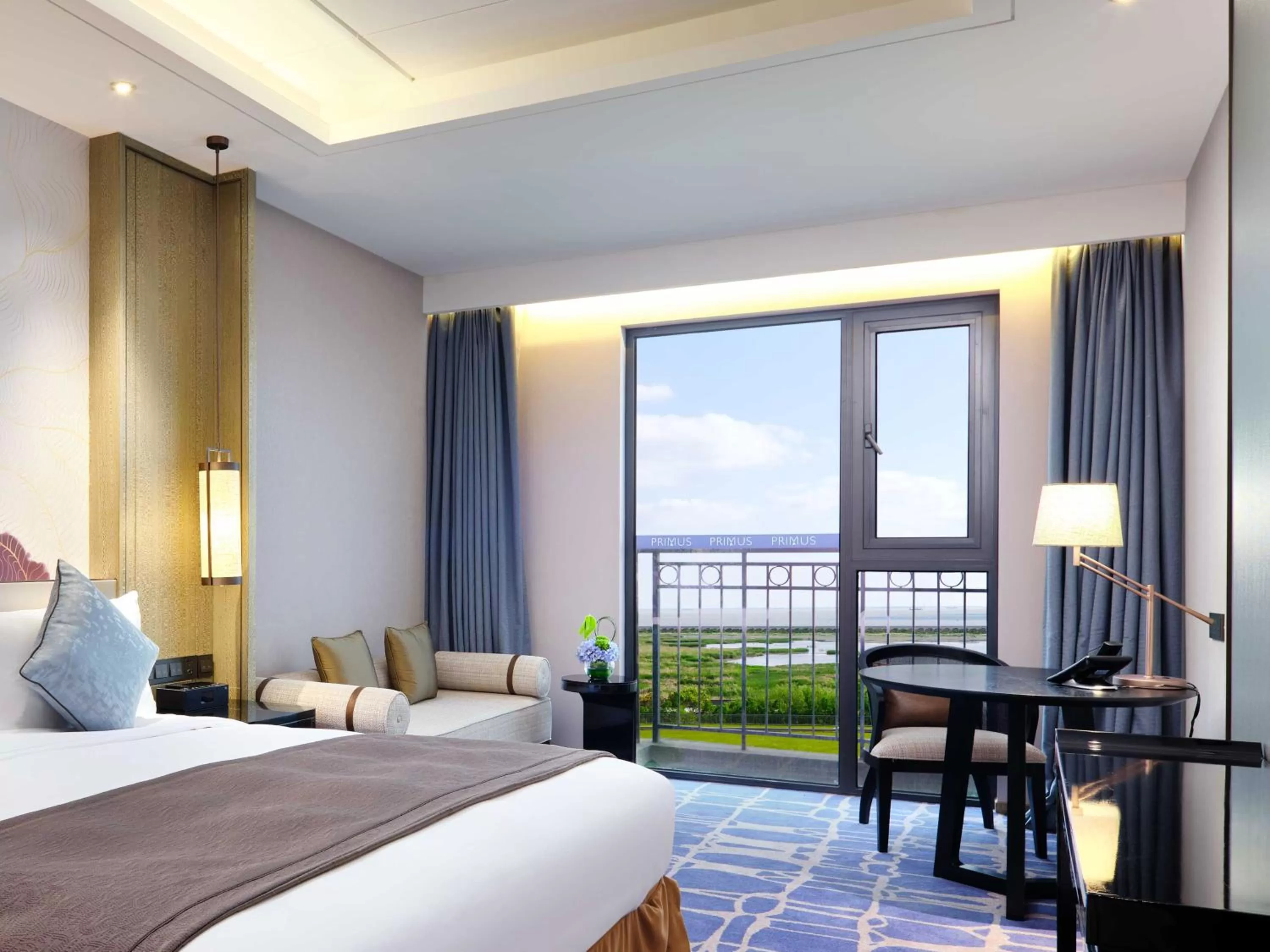 Grand Deluxe King Room - free drink (coffee/tea/coke/sprite and cookies for 1 portion per stay) in Primus Hotel Shanghai Sanjiagang - Offer Pudong International Airport and Disney shuttle