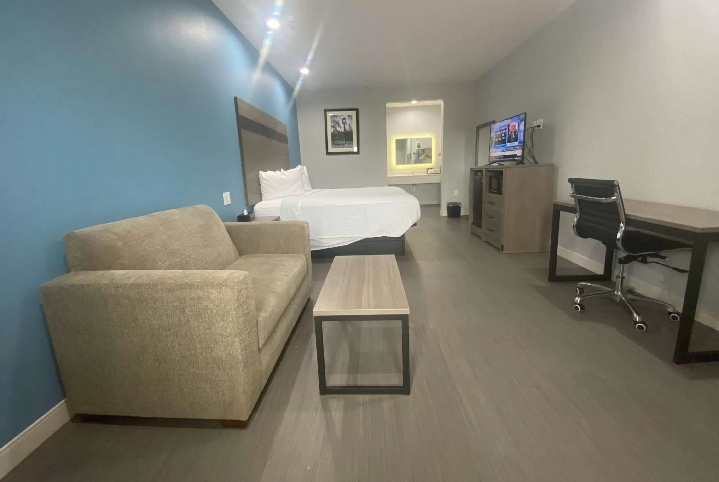 King Room with Mobility Access and Bathtub with Grab Bars, Non-Smoking in Baymont by Wyndham Freeport Texas