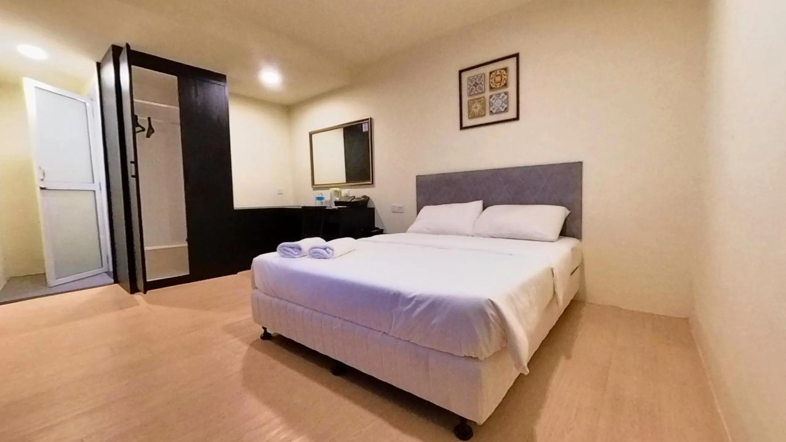 Deluxe Queen in Bishop Hotel