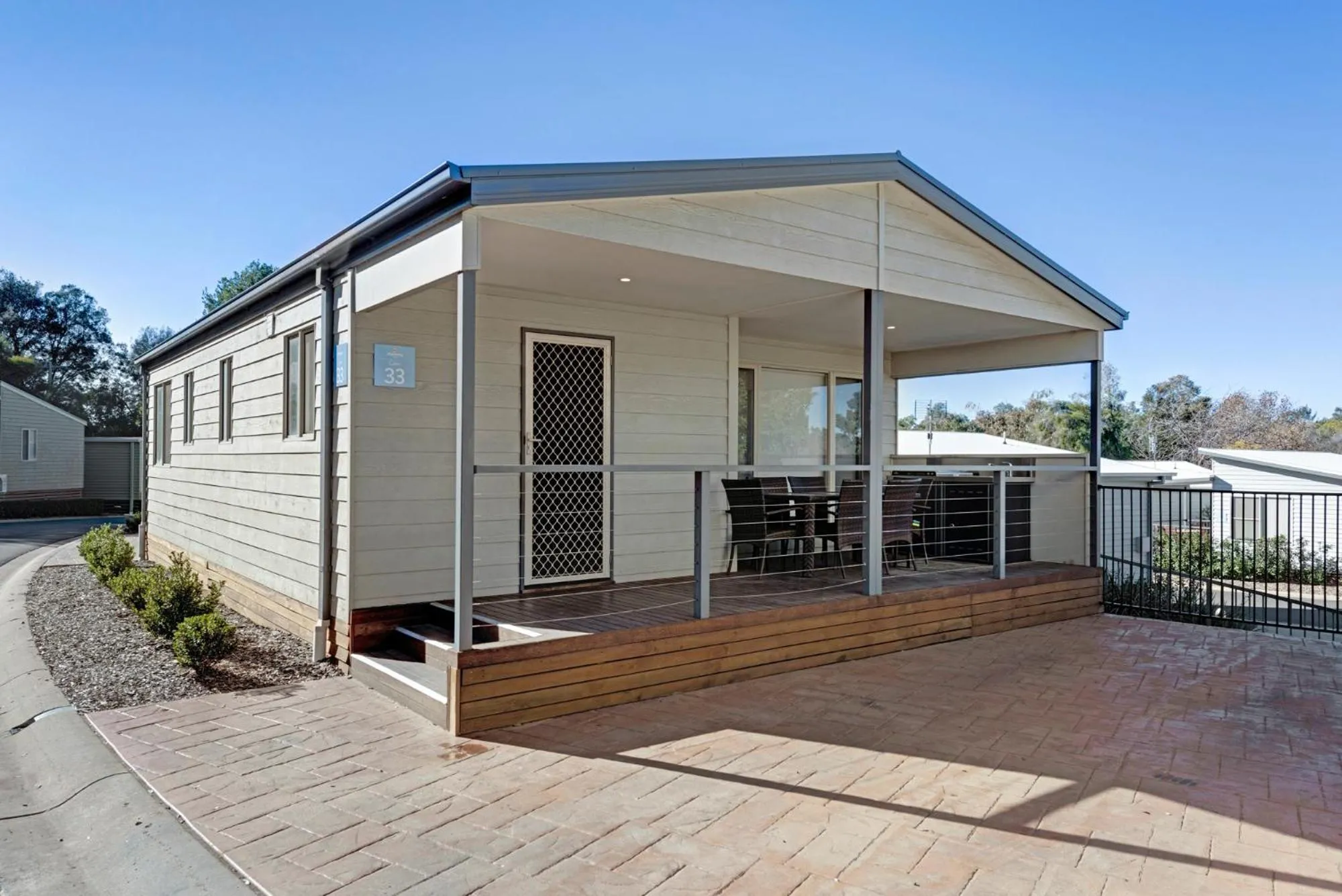 Deluxe 3 Bedroom Cabin in Discovery Parks - Dubbo