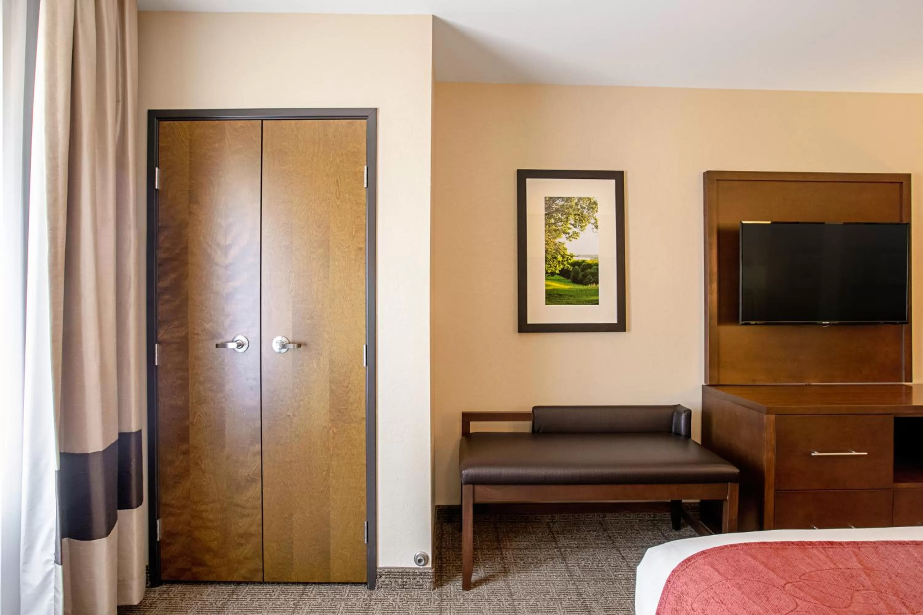 King Suite - Non-Smoking in Comfort Suites Fishkill near Interstate 84