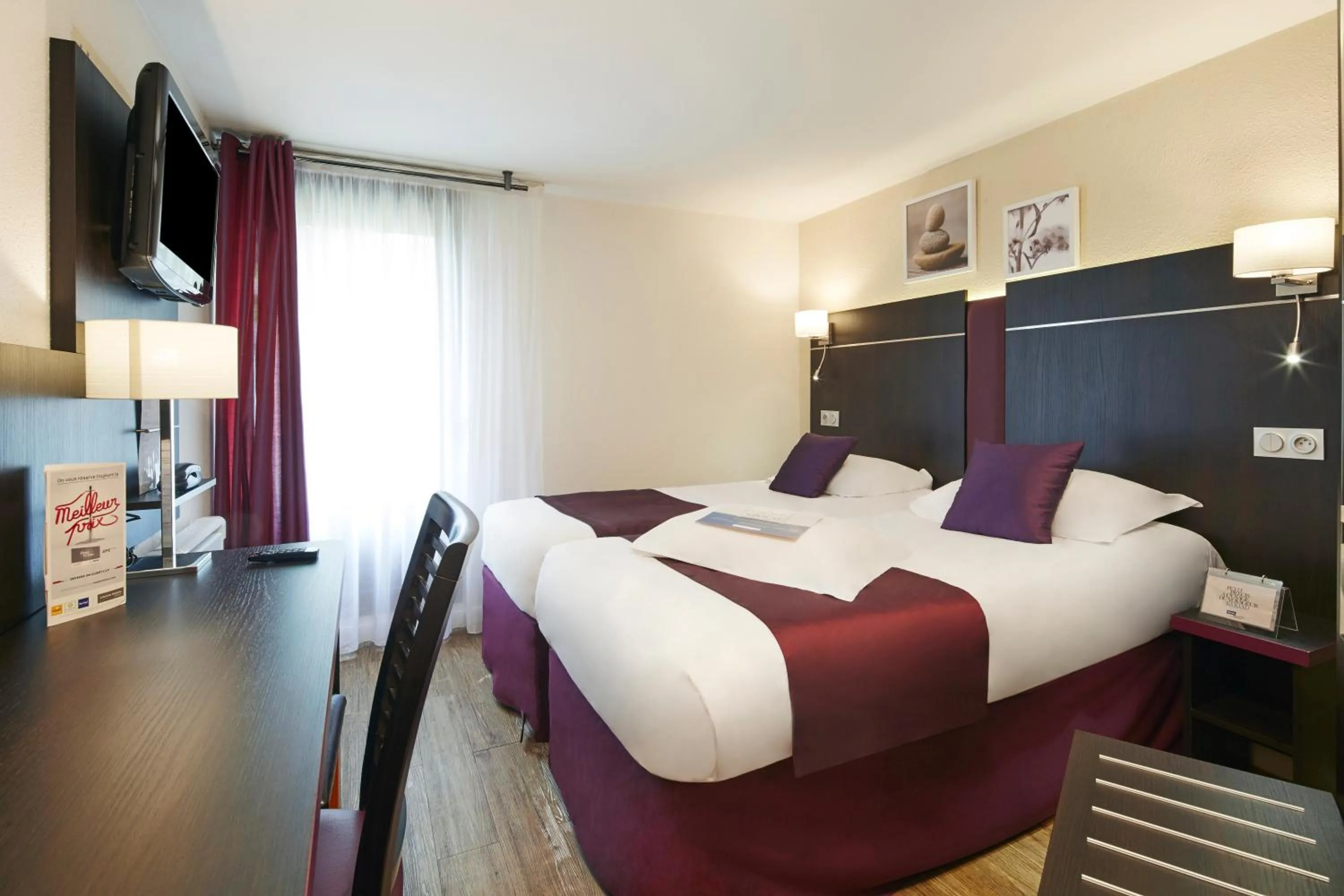 Twin Room in Kyriad Hotel Meaux
