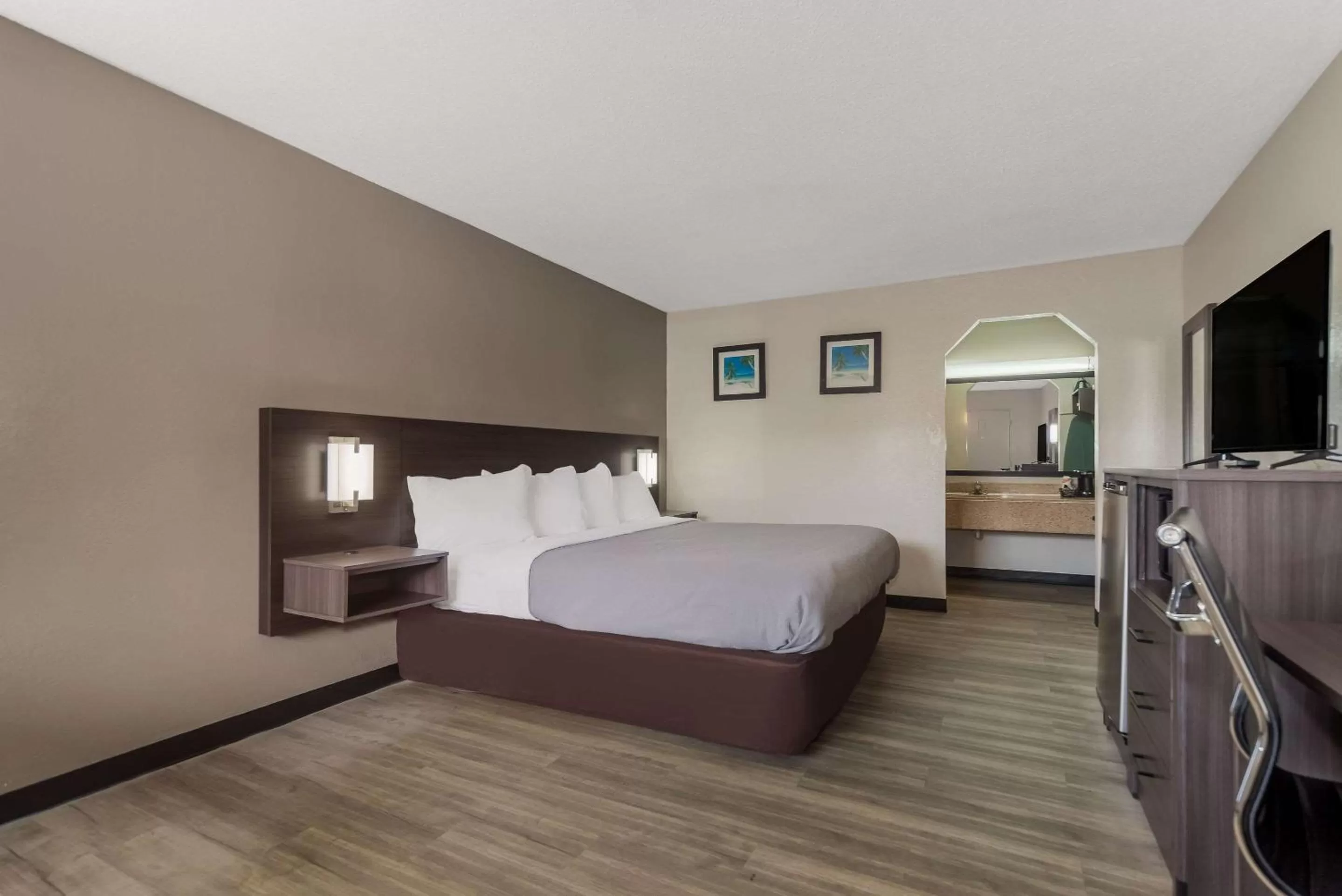 King Room - Smoking  in Quality Inn Charleston - West Ashley