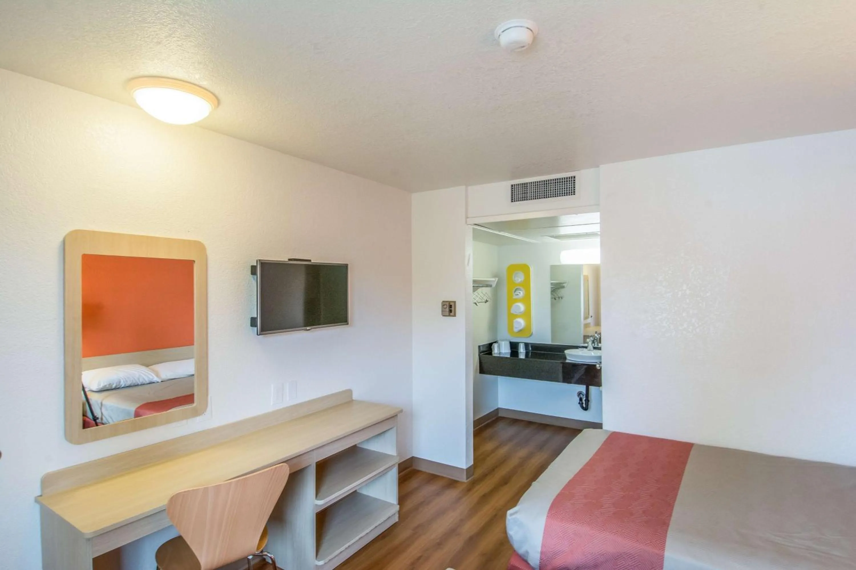 Standard Queen Room - single occupancy in Motel 6-Redding, CA - North