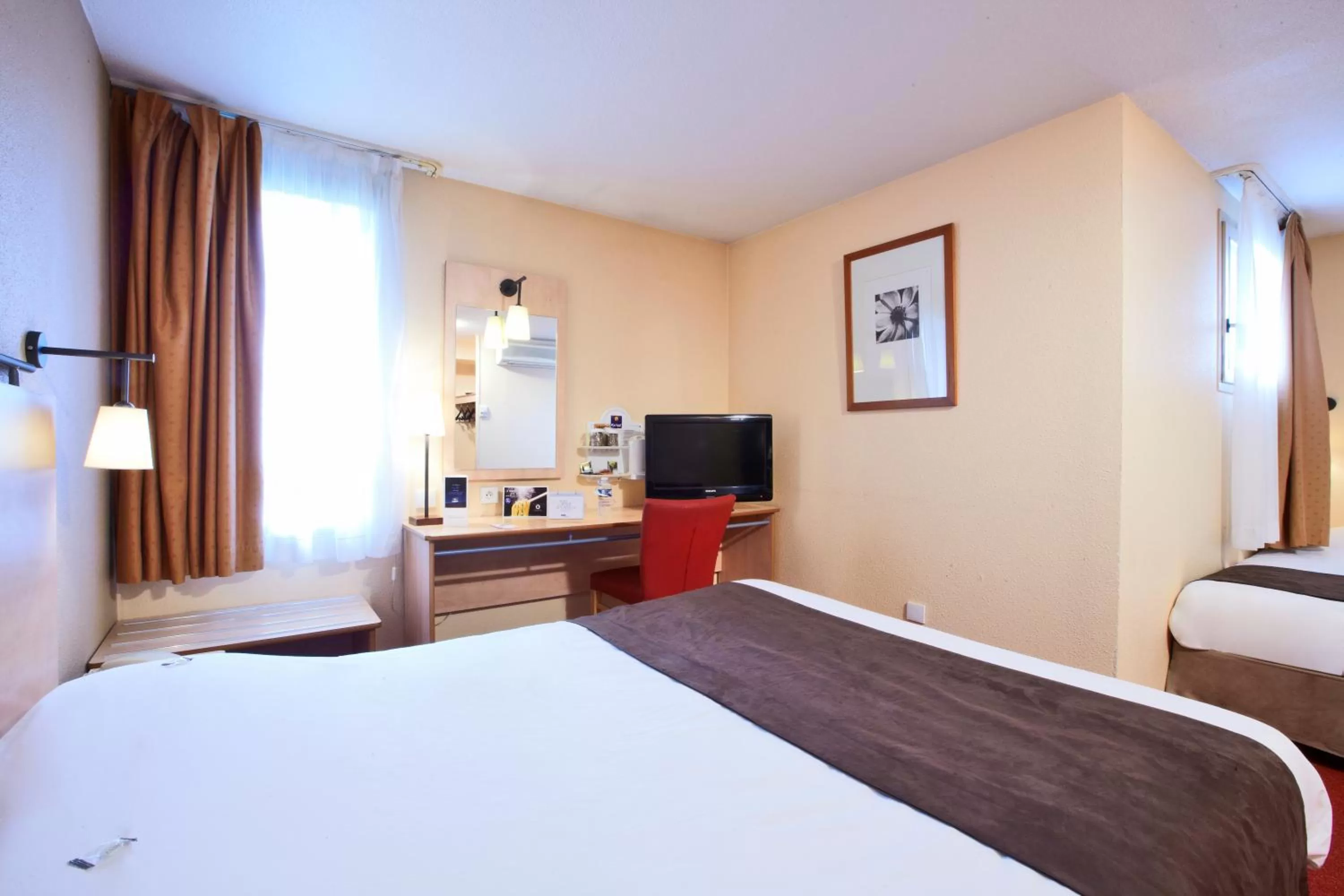 Triple Room (1 Double Bed + 1 Single Bed) in Kyriad Beauvais Sud