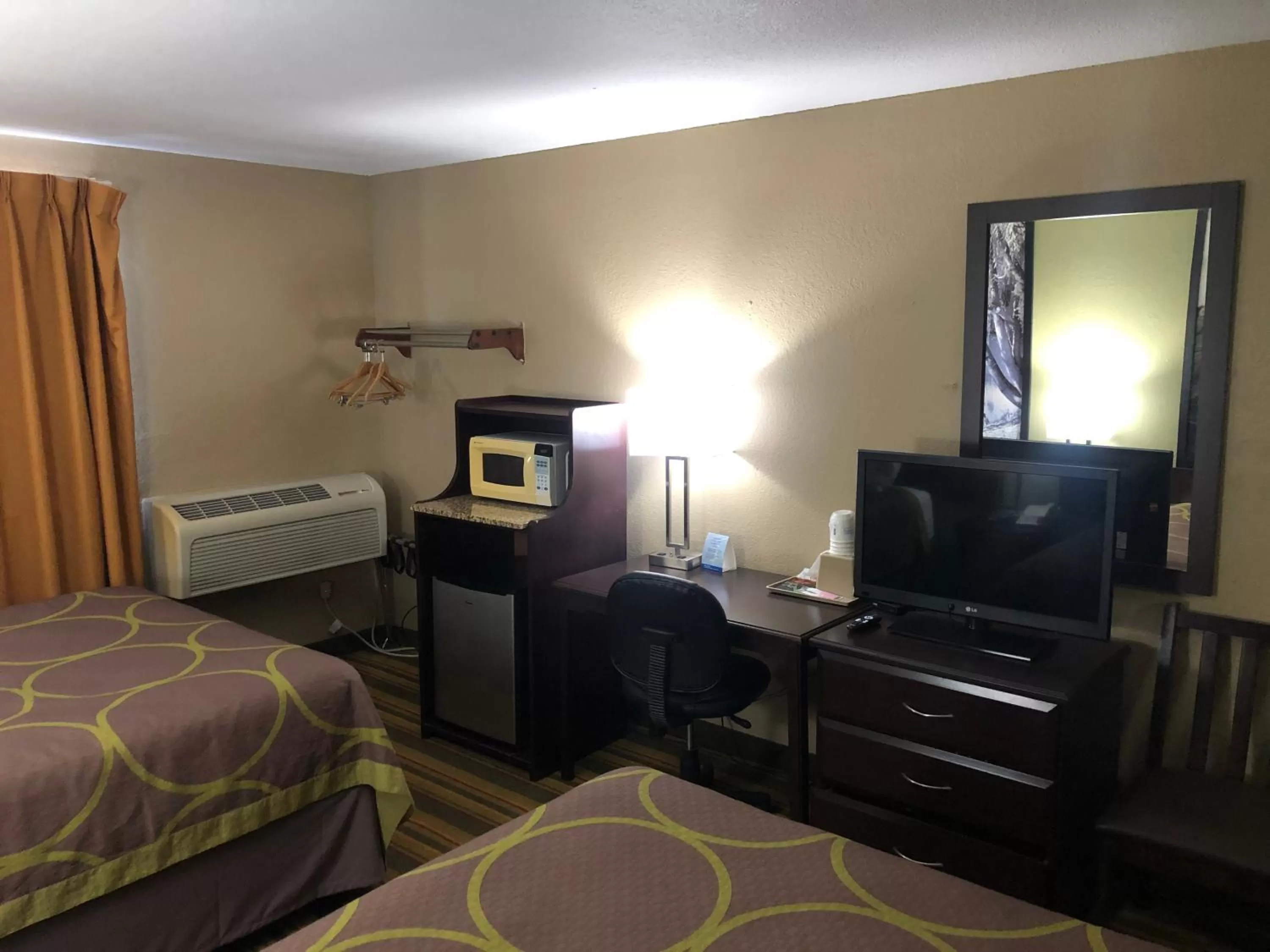 Queen Room - Non-Smoking in Super 8 by Wyndham Topeka/Wanamaker RD/I-70